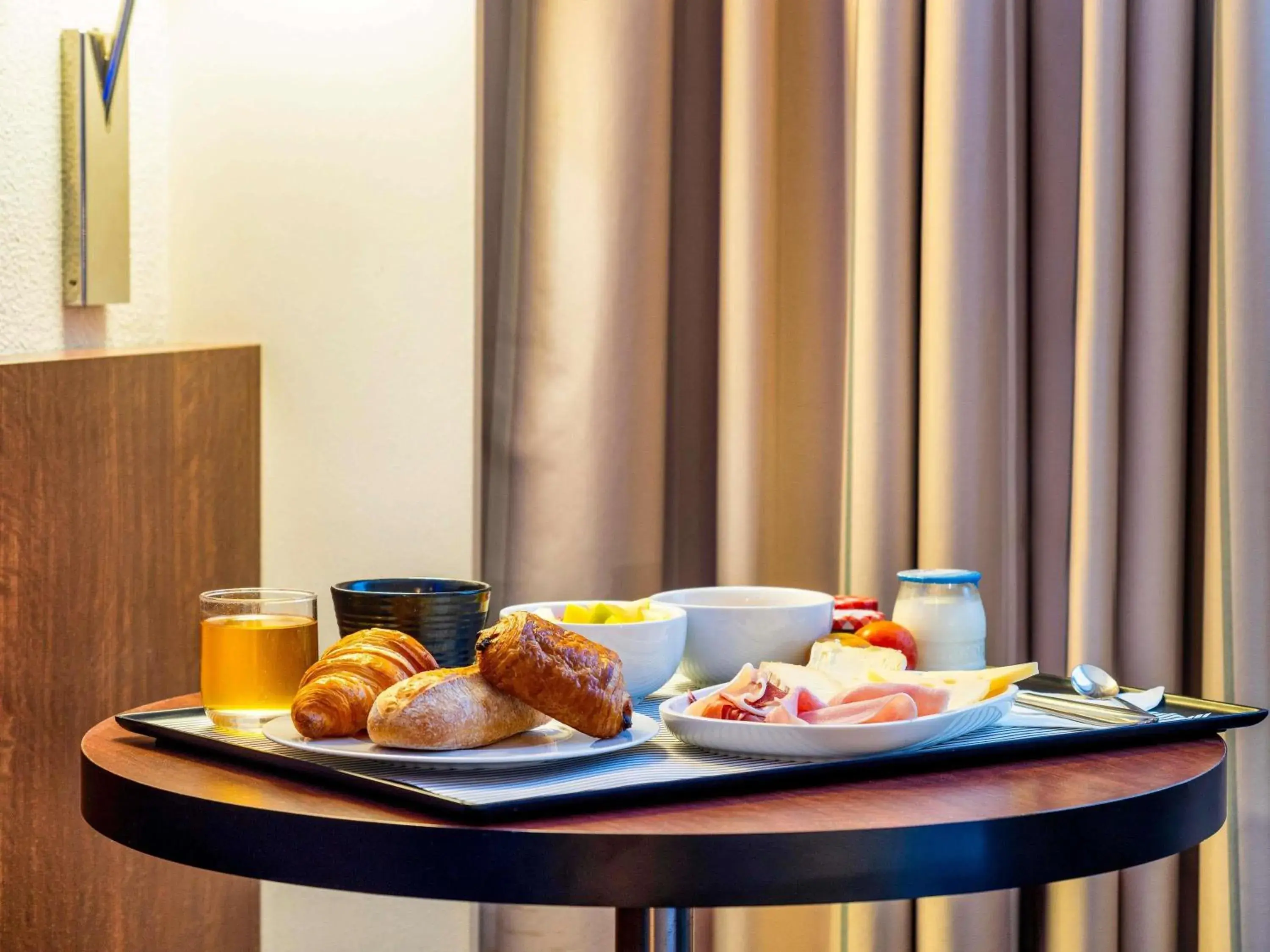 Bedroom in Hôtel Mercure Lyon Centre Lumière Bedroom in Hôtel Mercure Lyon Centre Lumière