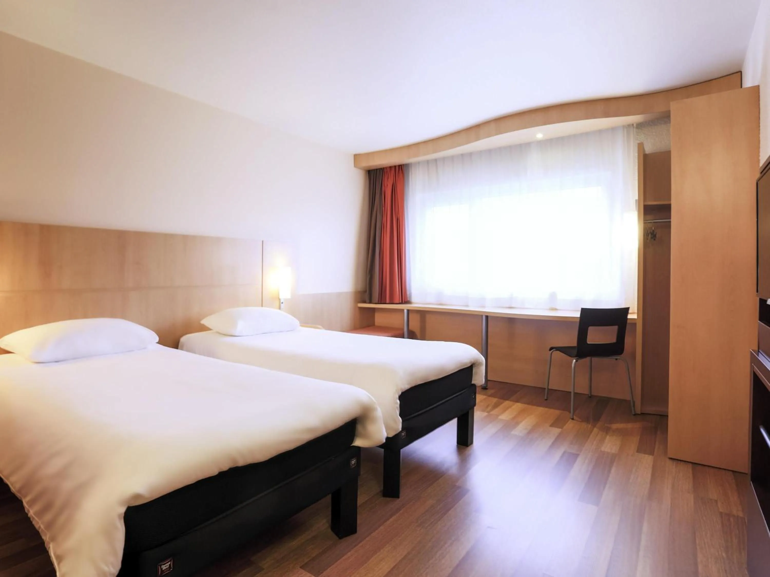 Bedroom, Bed in ibis Charleville Mézières