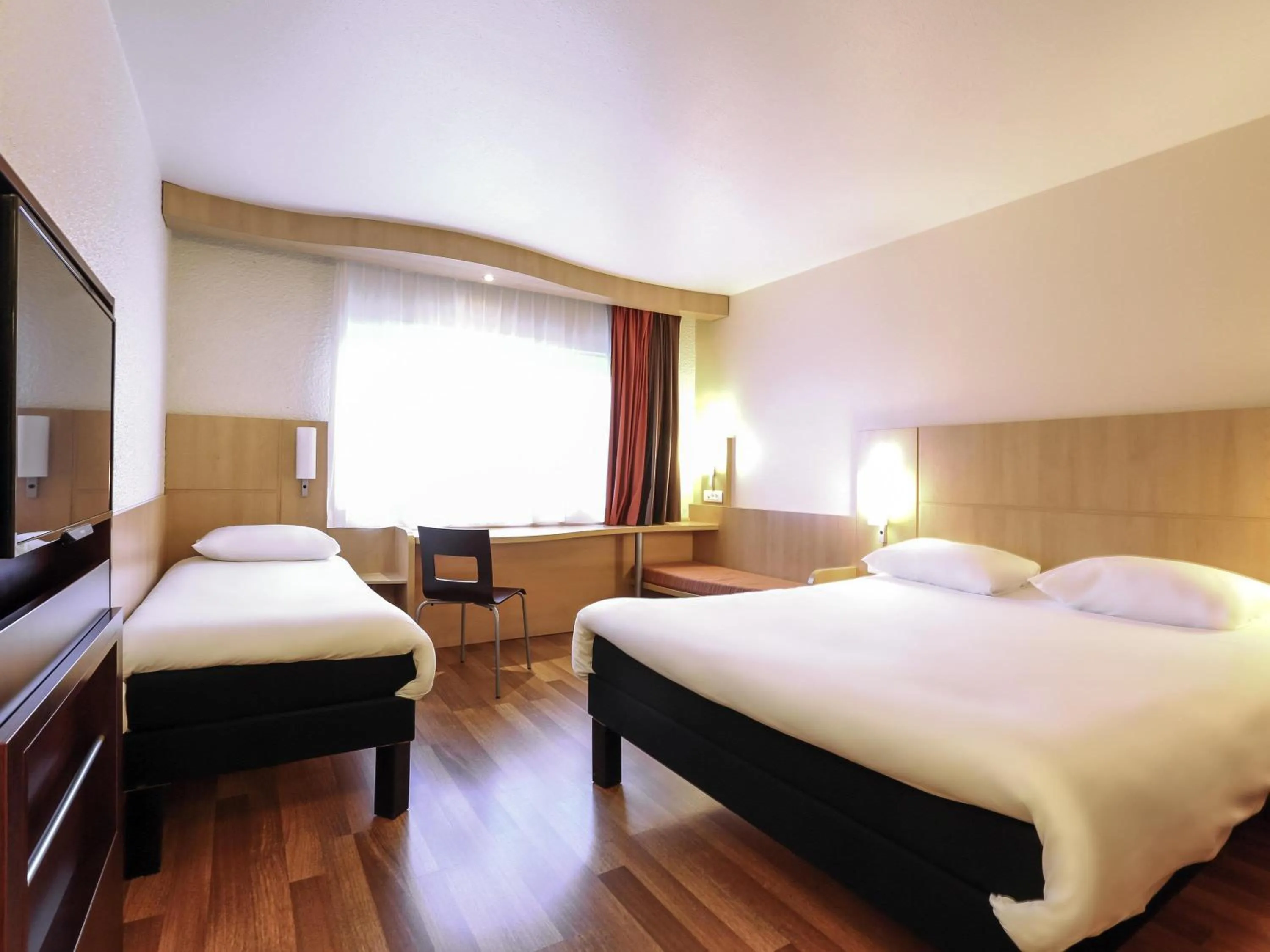 Bedroom, Bed in ibis Charleville Mézières