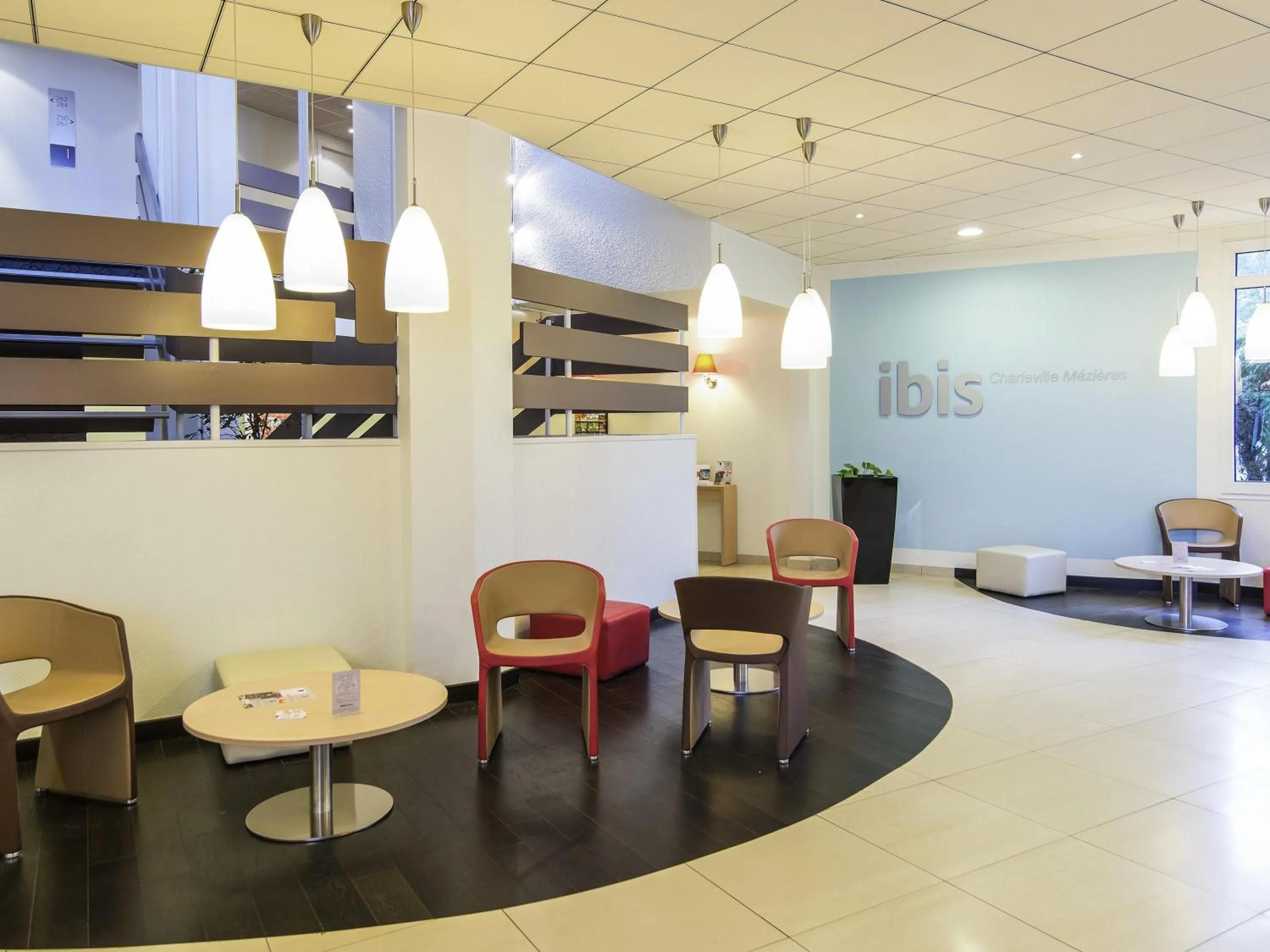 Lounge or bar in ibis Charleville Mézières