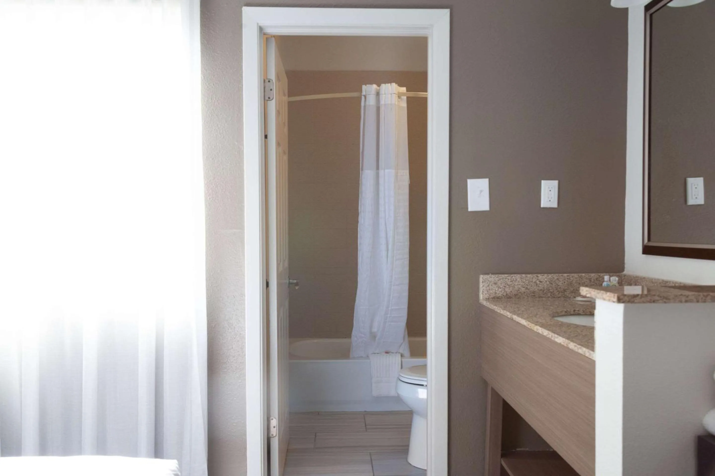 Bedroom in Comfort Suites Baton Rouge South I-10