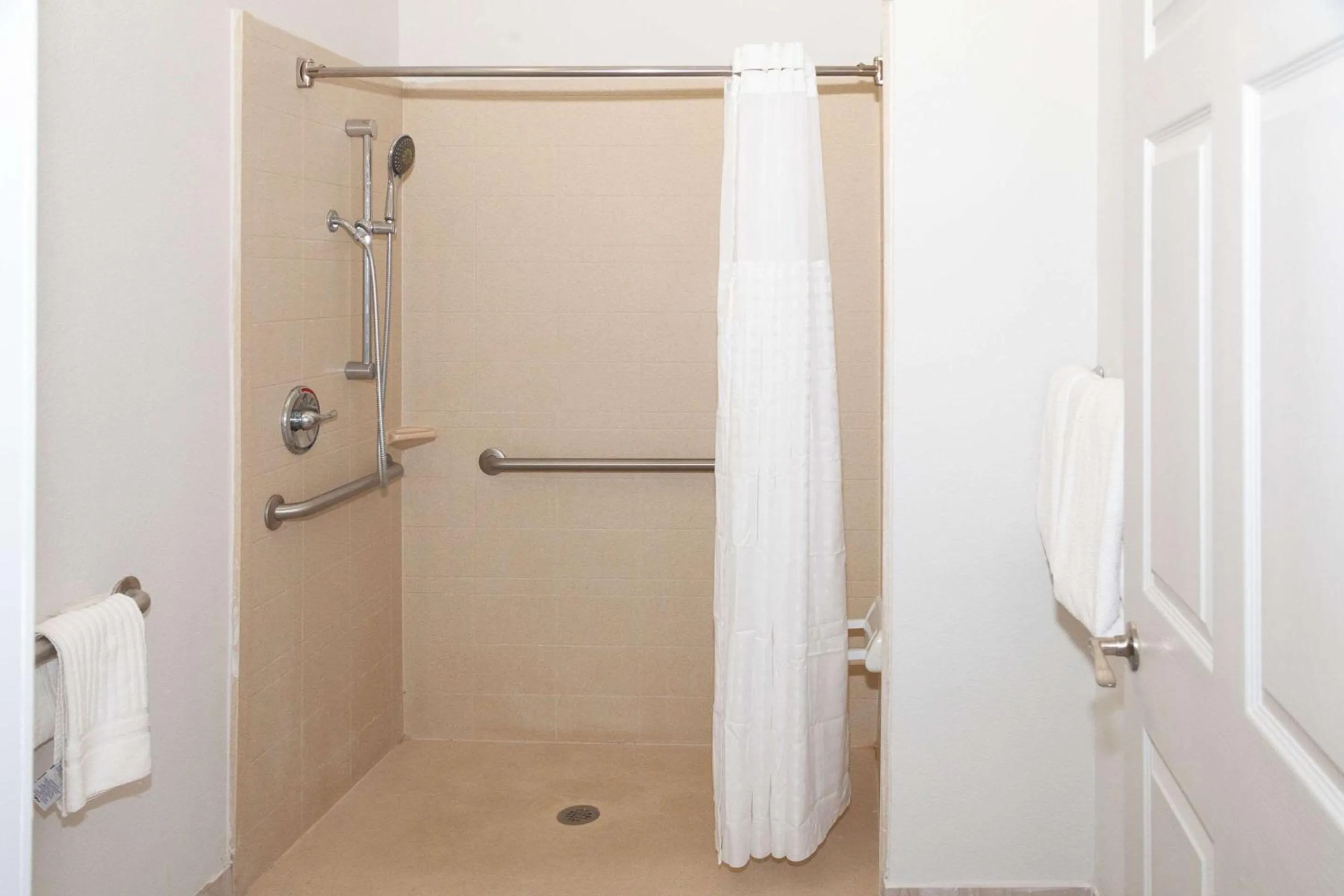 Bedroom in Comfort Suites Baton Rouge South I-10