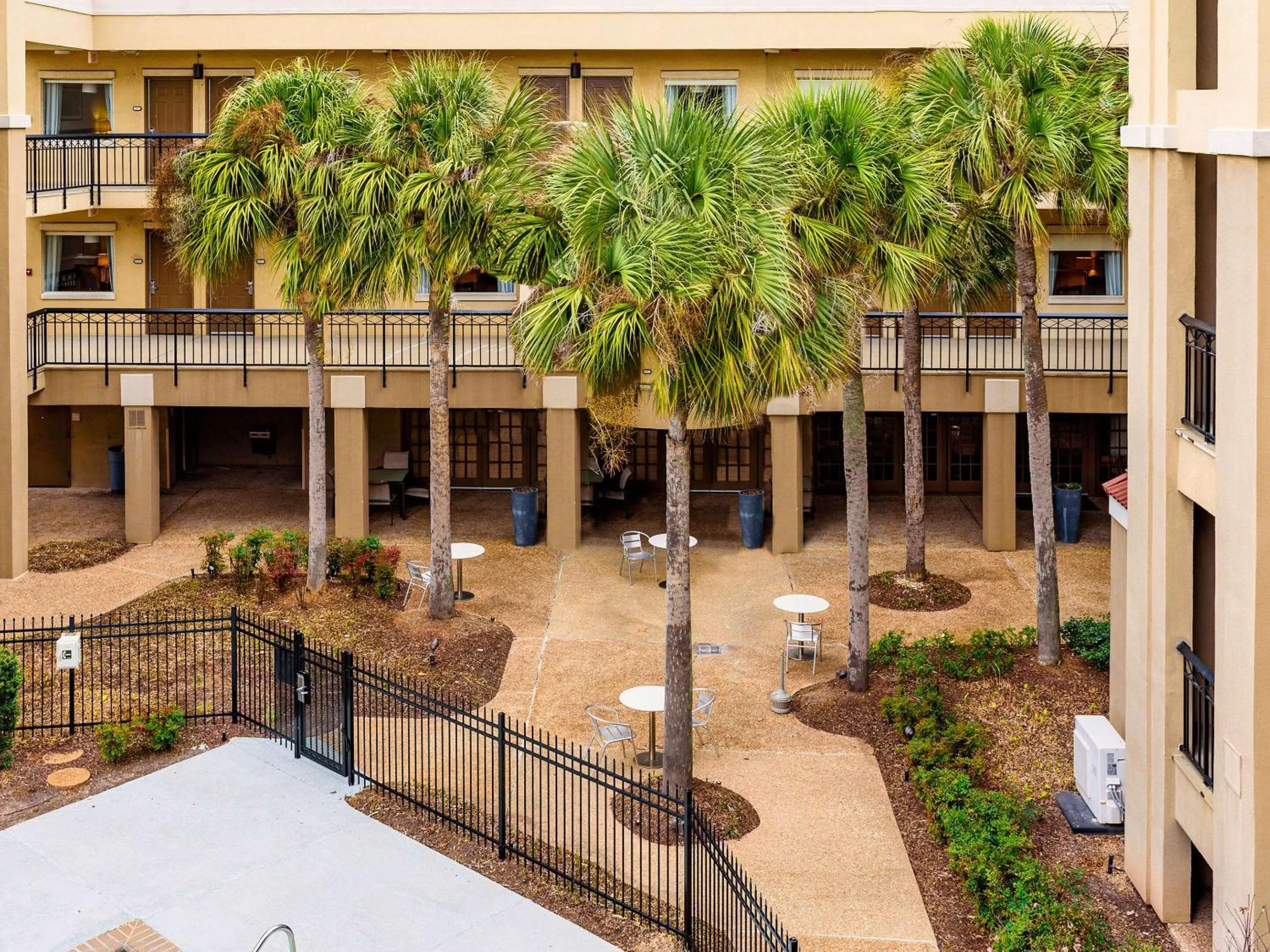 Swimming pool in Comfort Suites Baton Rouge South I-10