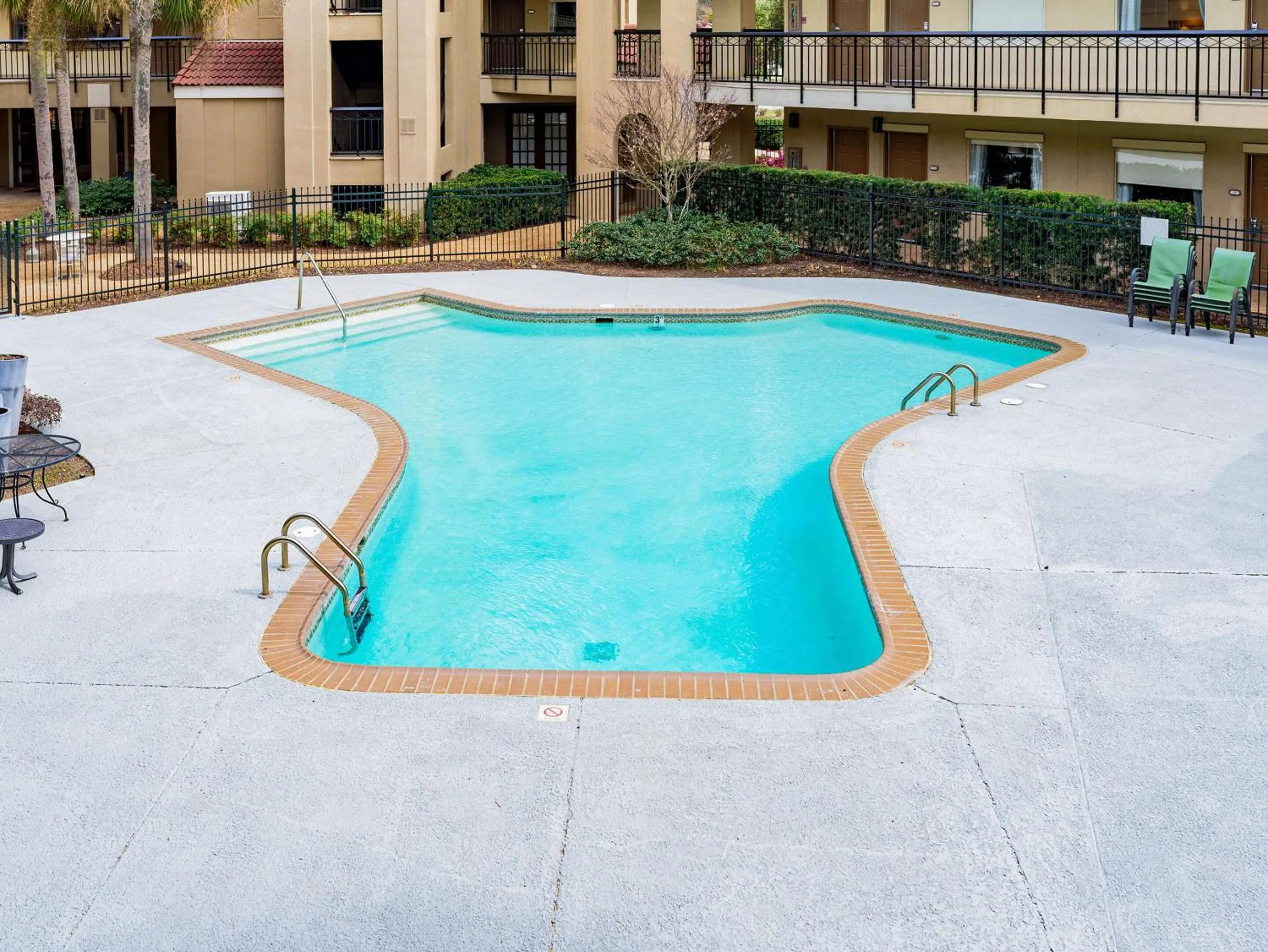 Swimming pool in Comfort Suites Baton Rouge South I-10
