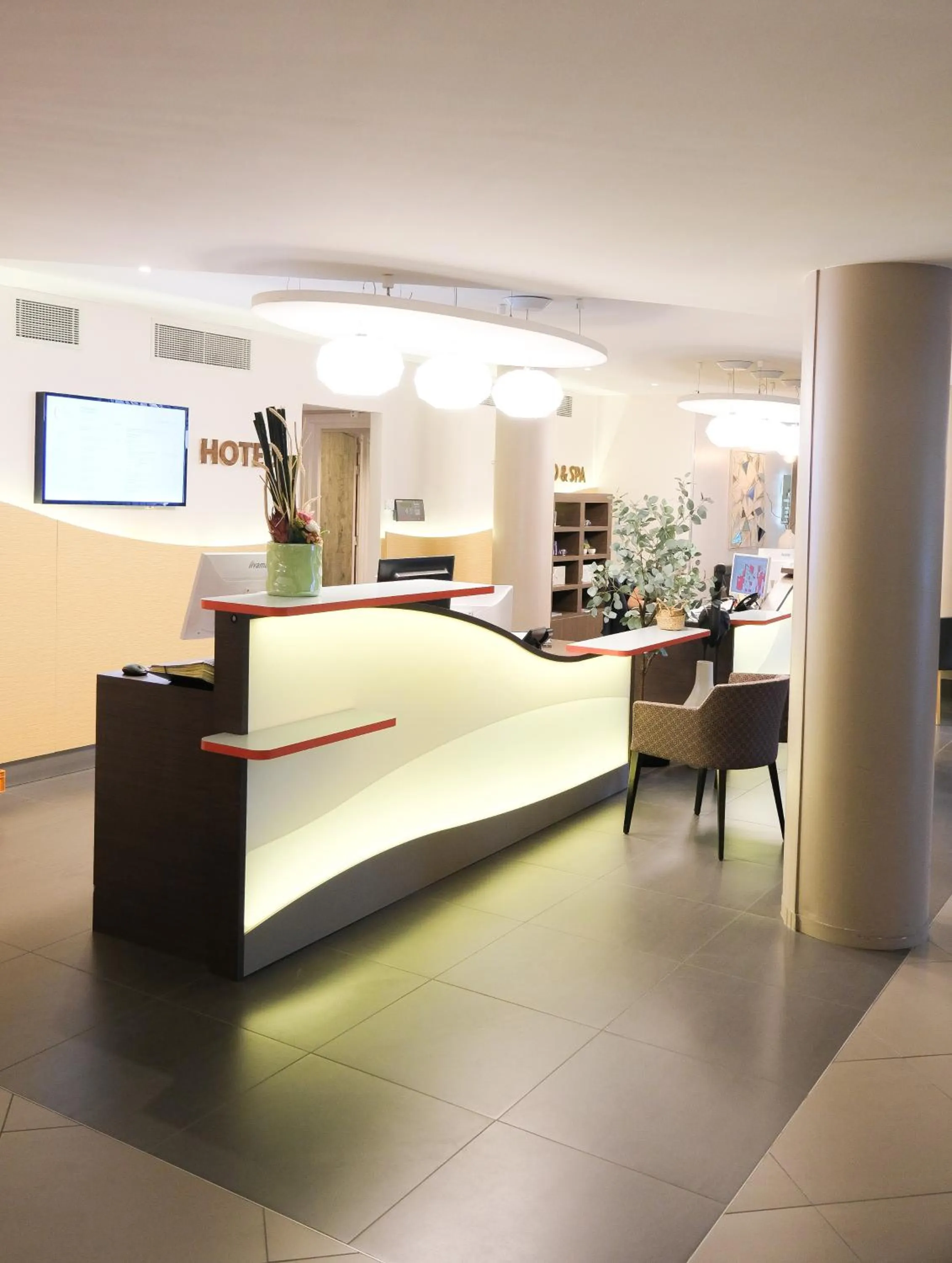 Lobby or reception in Thalazur Port-Camargue - Hotel & Spa