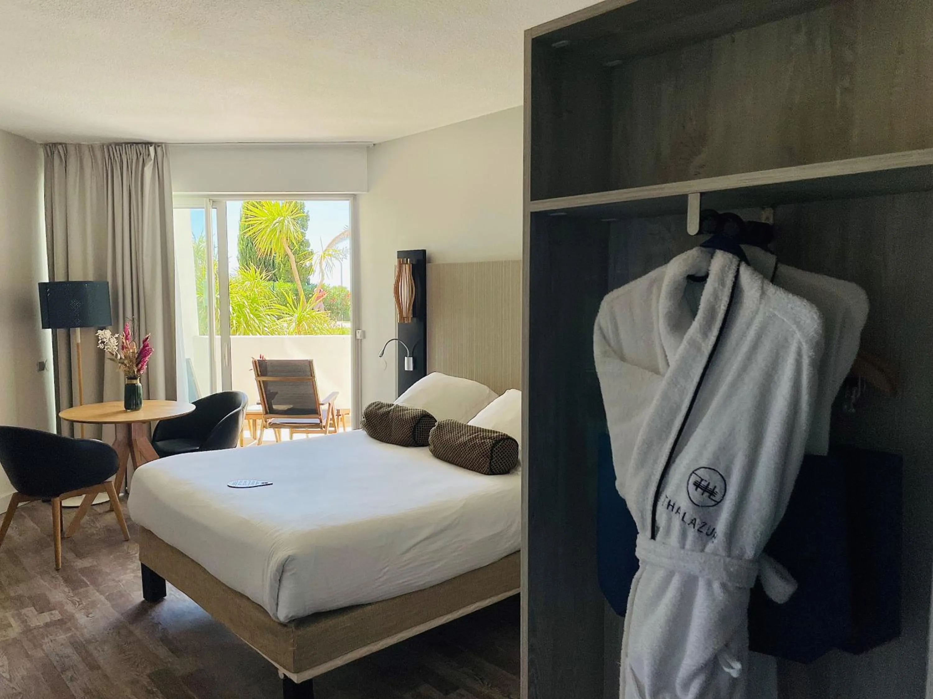 Bedroom, Bed in Thalazur Port-Camargue - Hotel & Spa