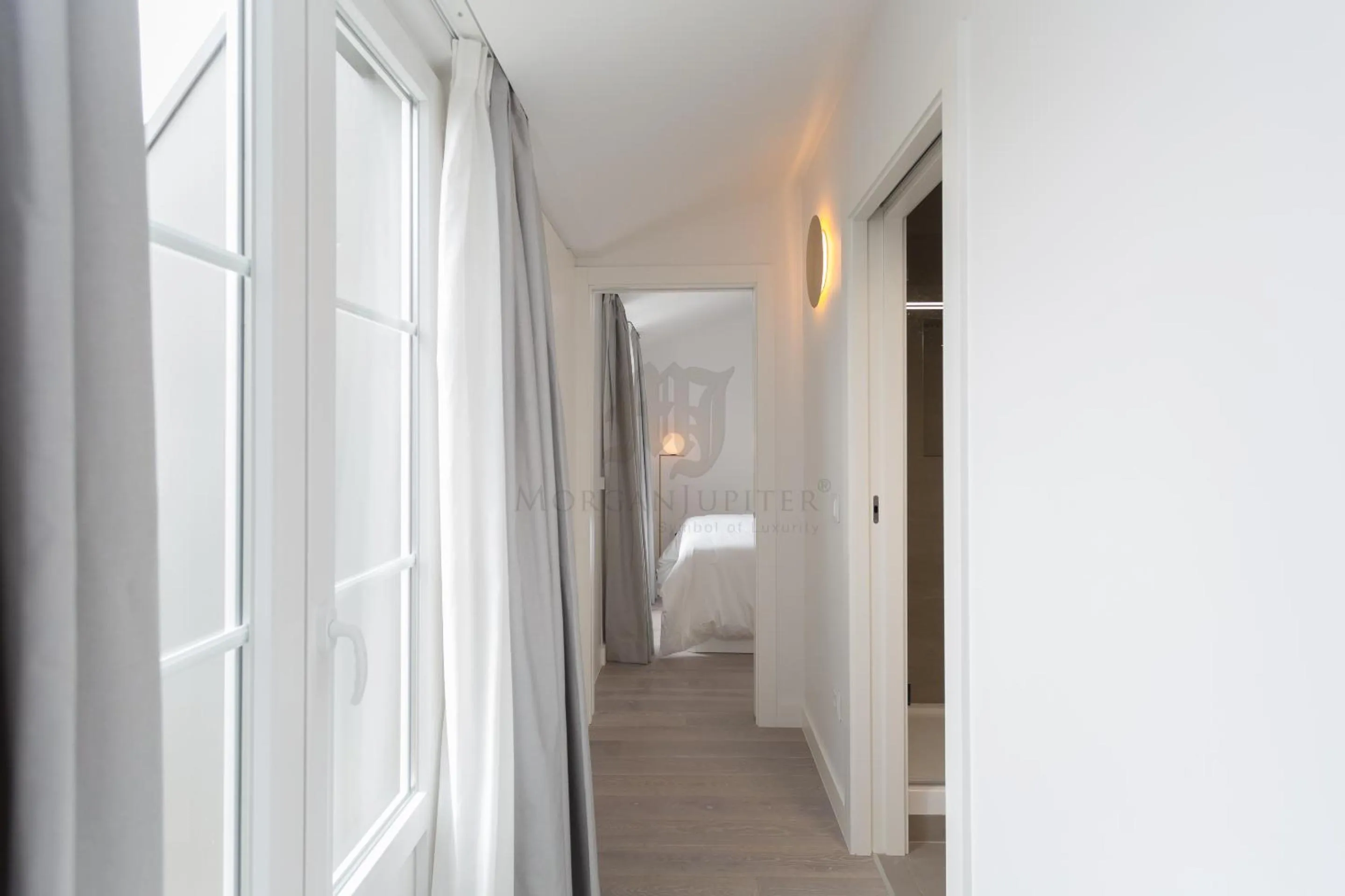 Photo of the whole room, Bed in Morgan-Jupiter Apartments