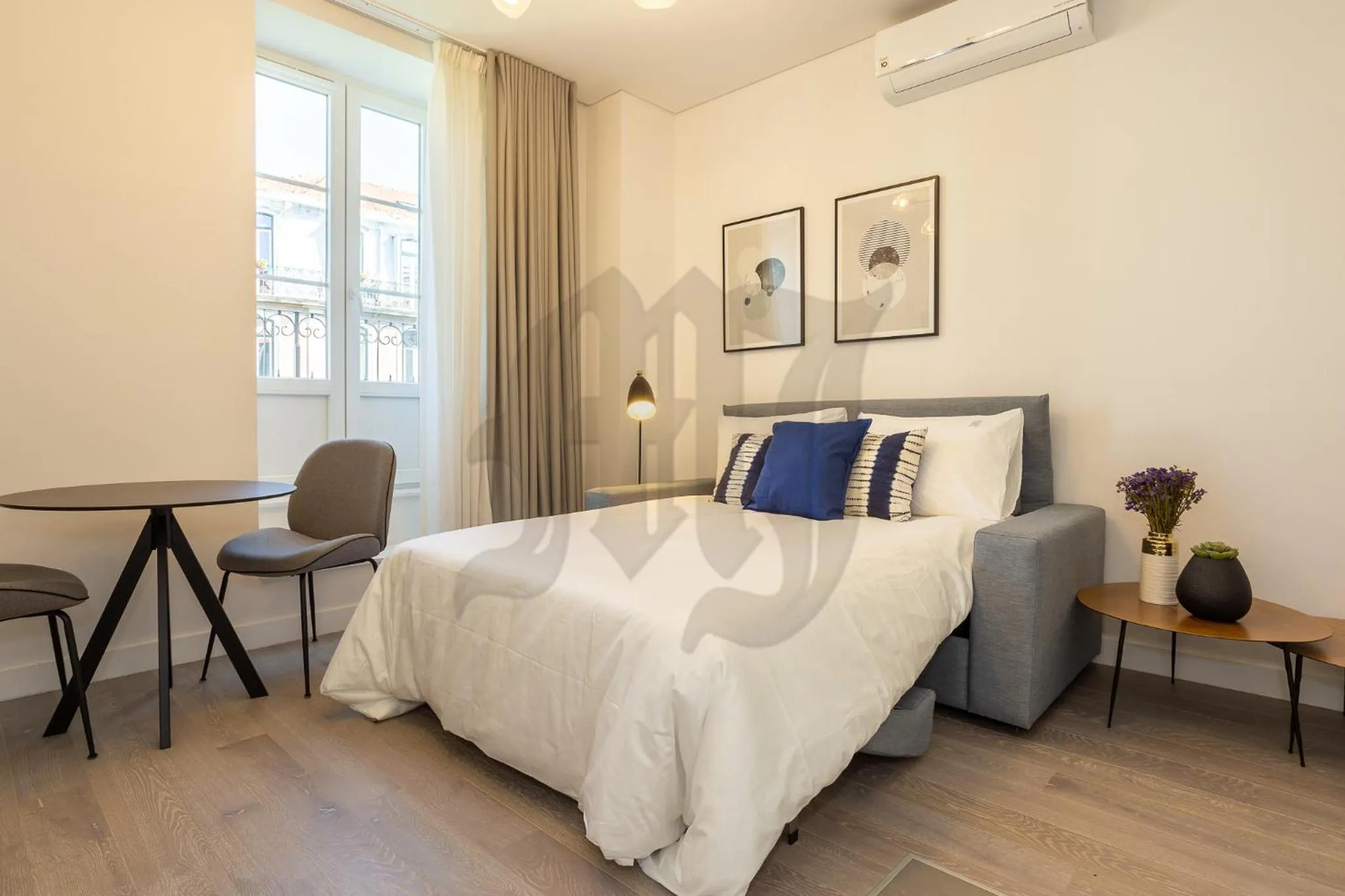 Living room, Bed in Morgan-Jupiter Apartments