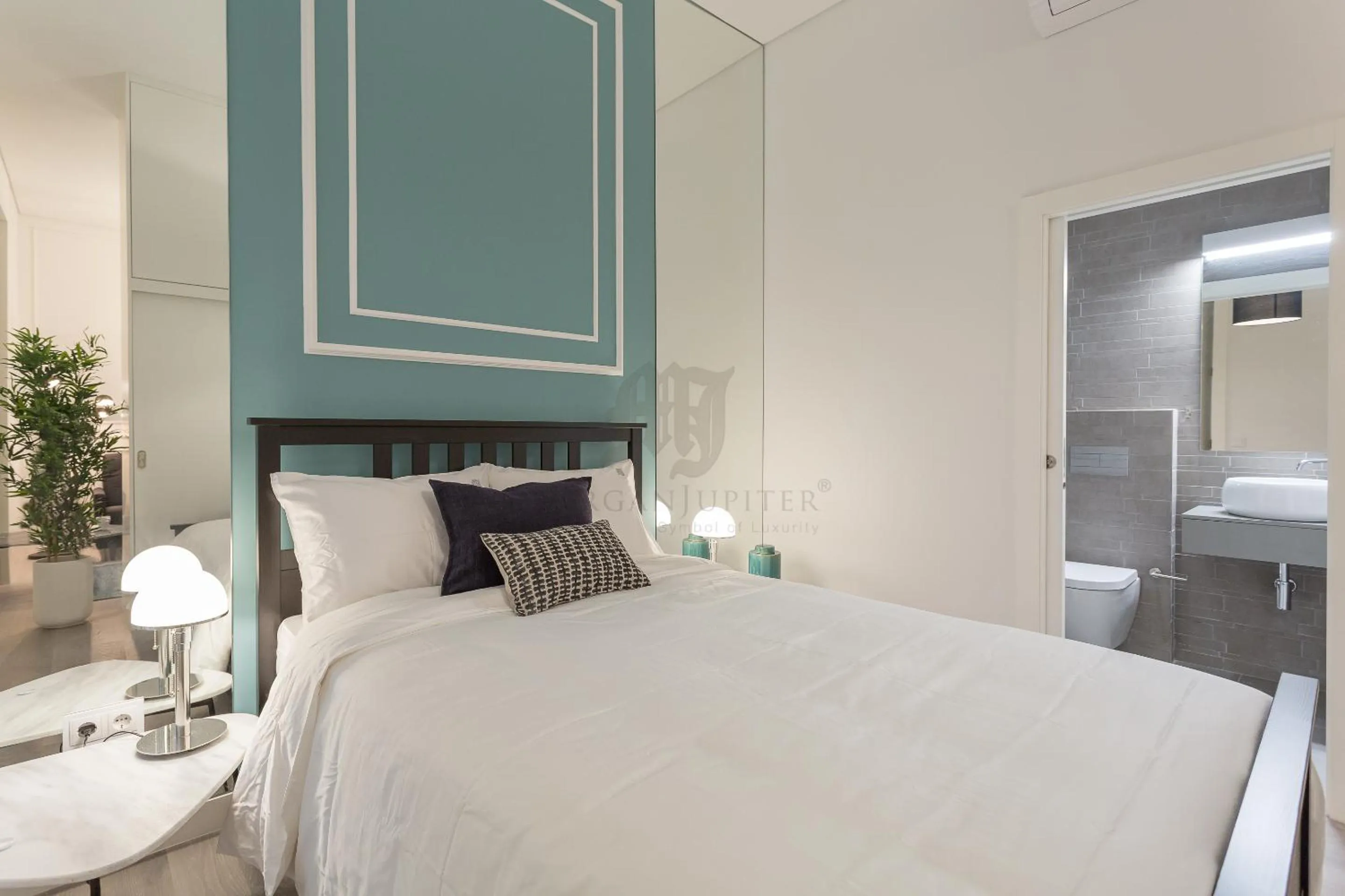 Photo of the whole room, Bed in Morgan-Jupiter Apartments