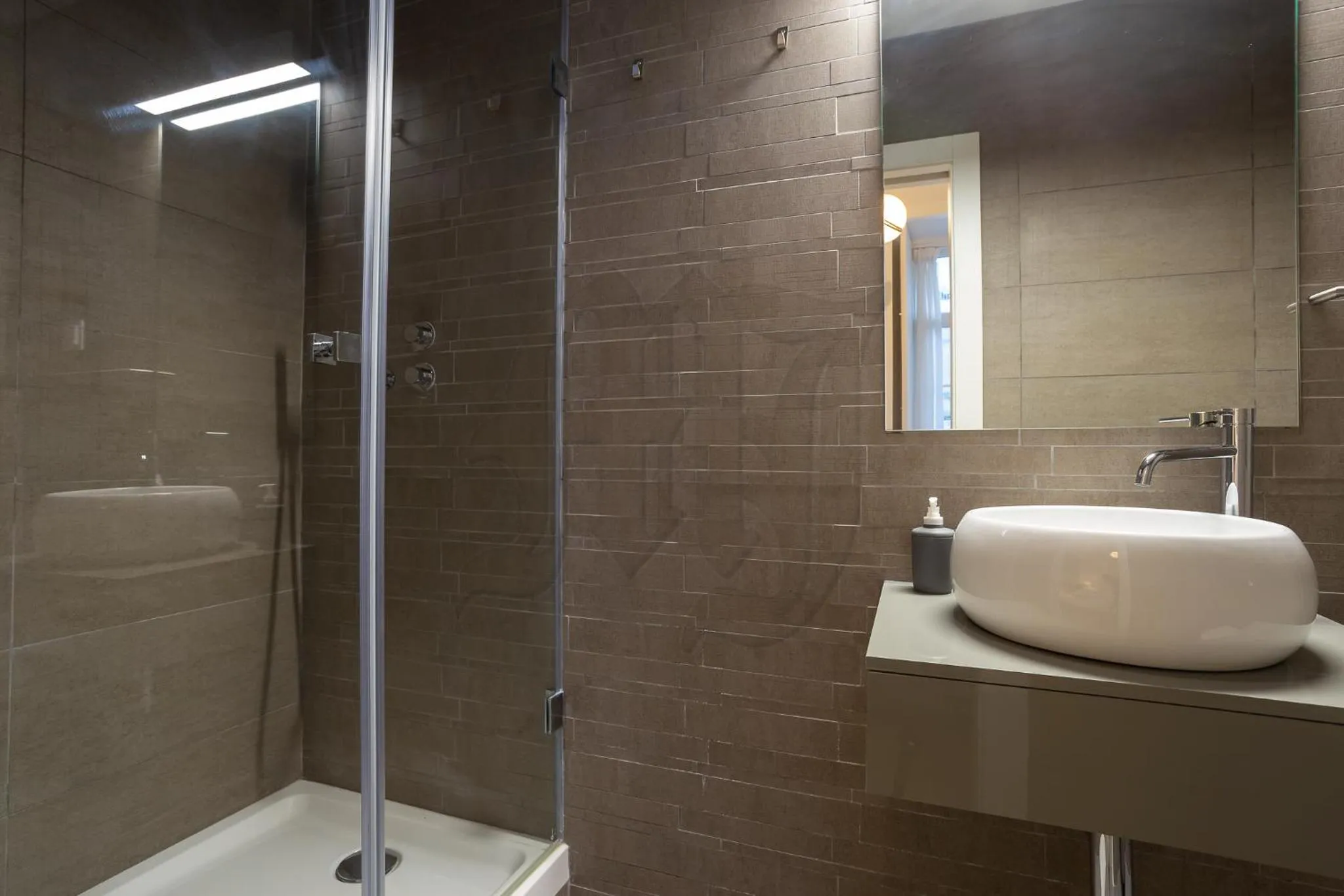 Shower in Morgan-Jupiter Apartments