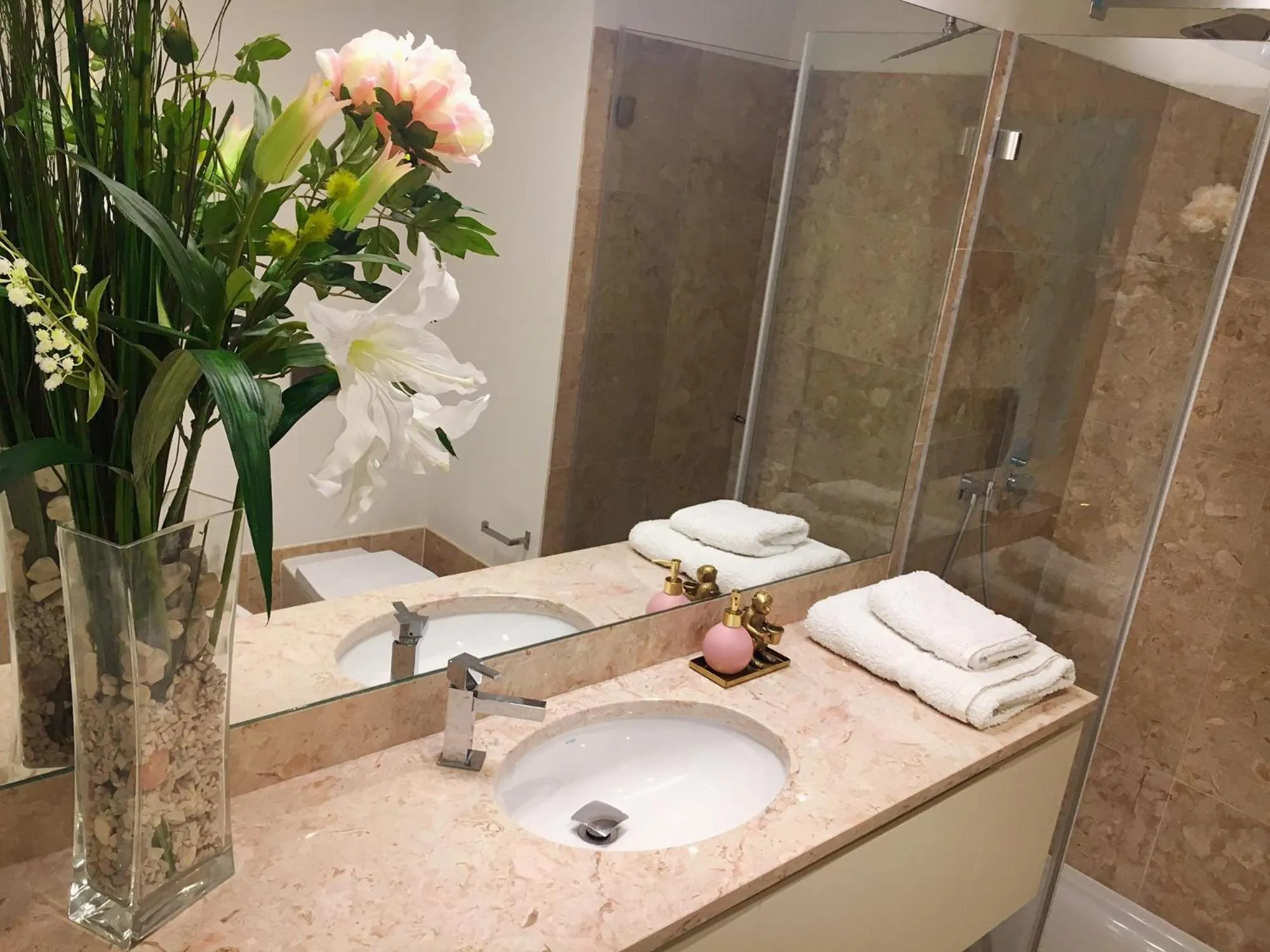 Shower in Morgan-Jupiter Apartments