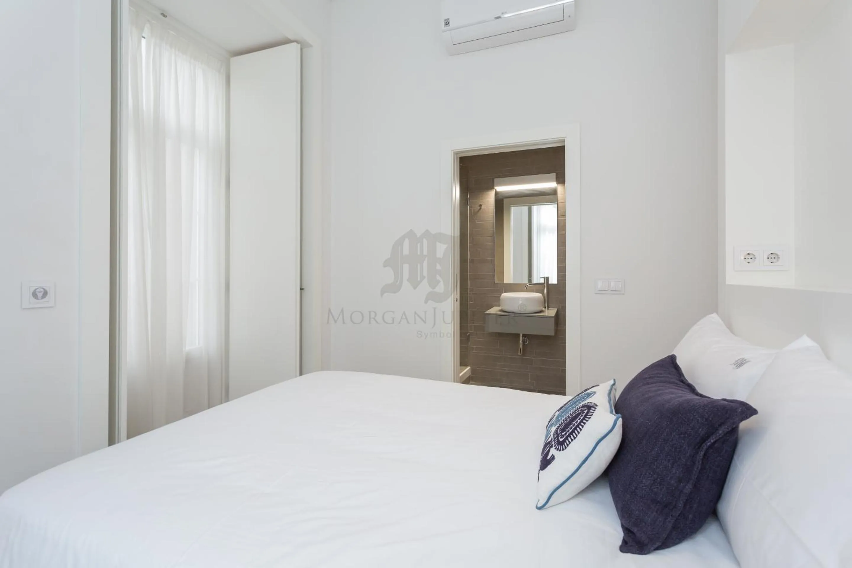 Photo of the whole room, Bed in Morgan-Jupiter Apartments