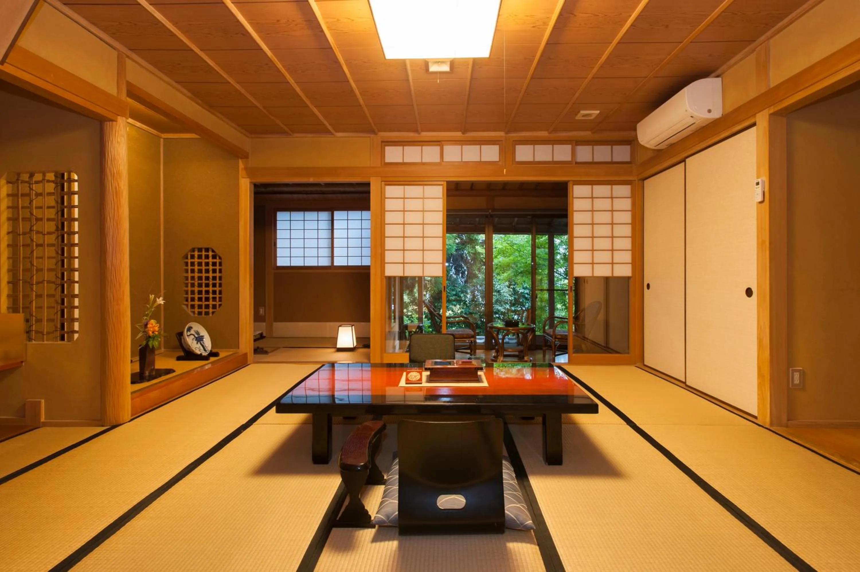 Photo of the whole room in Beppu Showaen