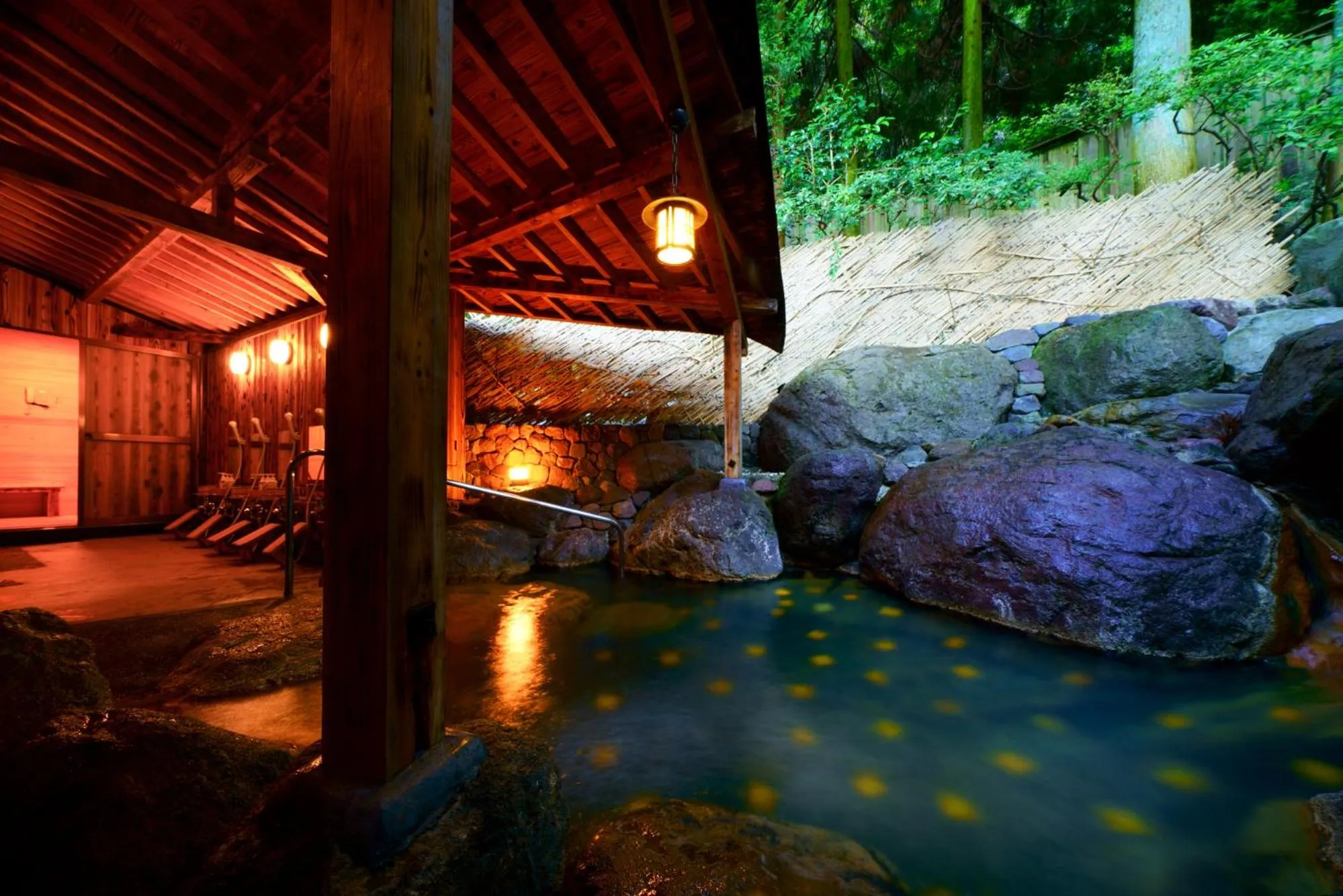 Public Bath in Beppu Showaen