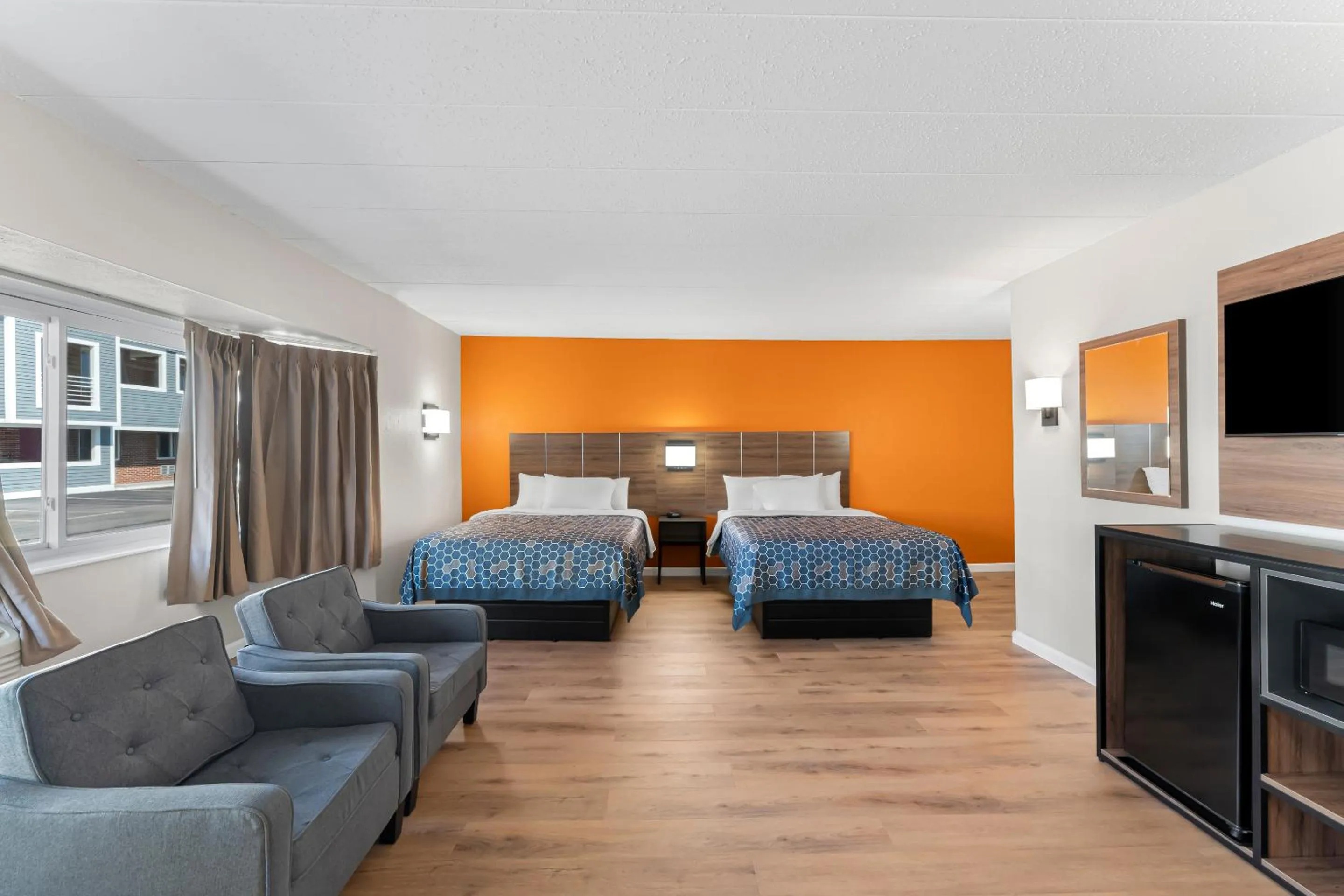 Living room, Bed in Econo Lodge Cranston - Providence