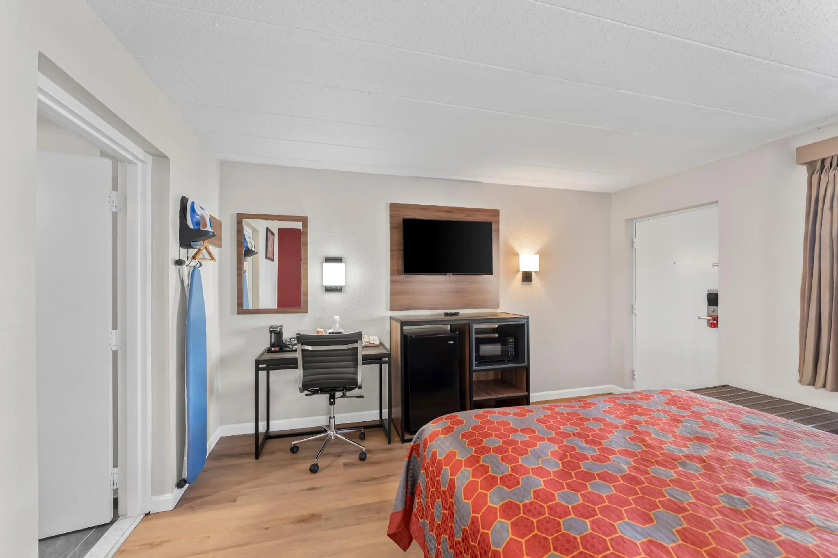 Bedroom, Bed in Econo Lodge Cranston - Providence