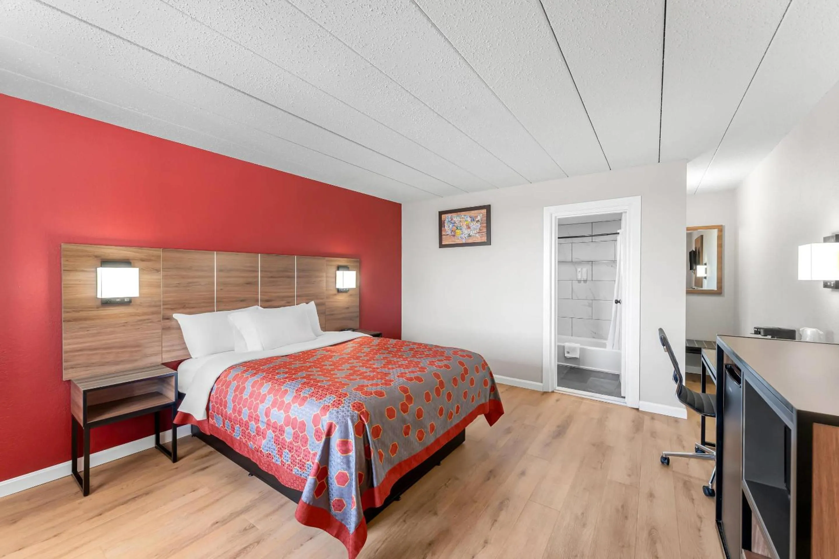 Bedroom, Bed in Econo Lodge Cranston - Providence