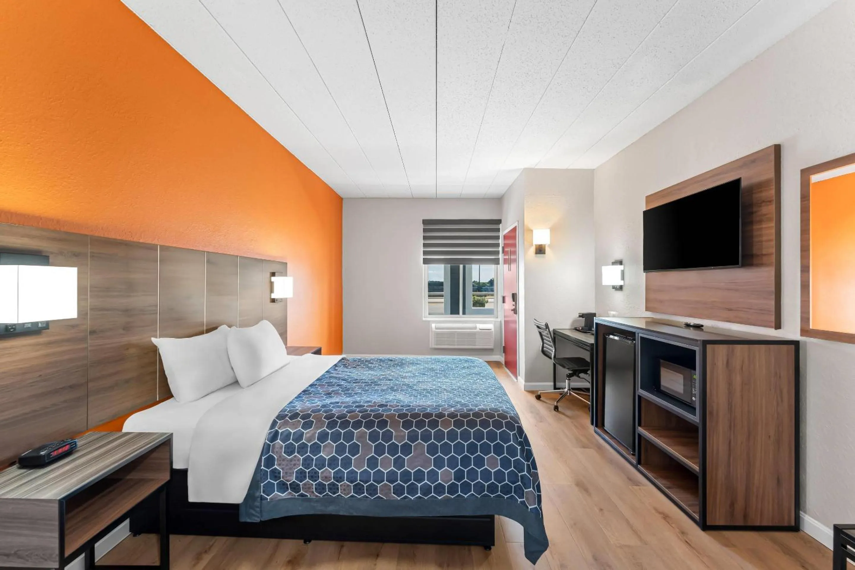 Bedroom, Bed in Econo Lodge Cranston - Providence