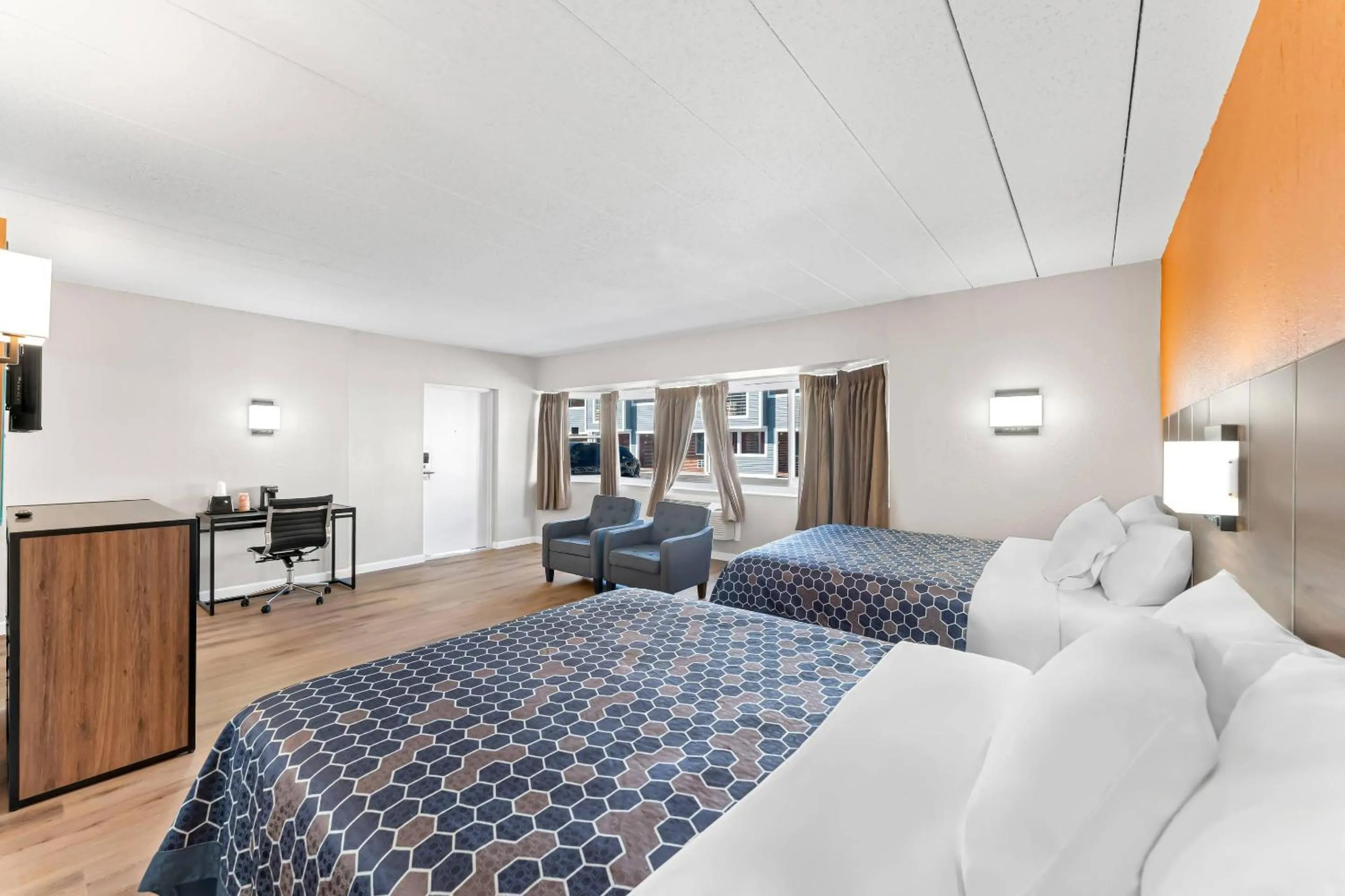 Bedroom, Bed in Econo Lodge Cranston - Providence