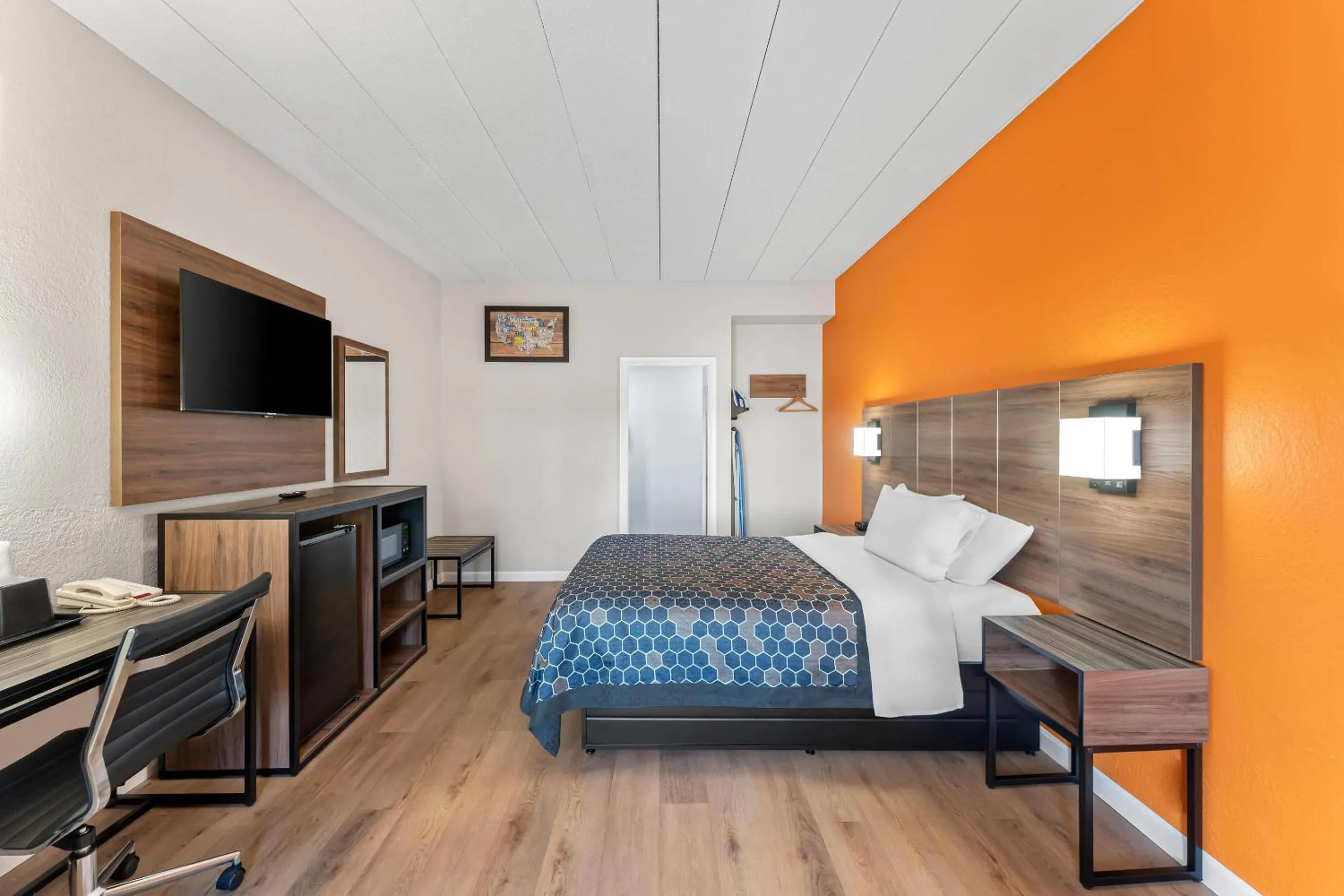 Bedroom, Bed in Econo Lodge Cranston - Providence