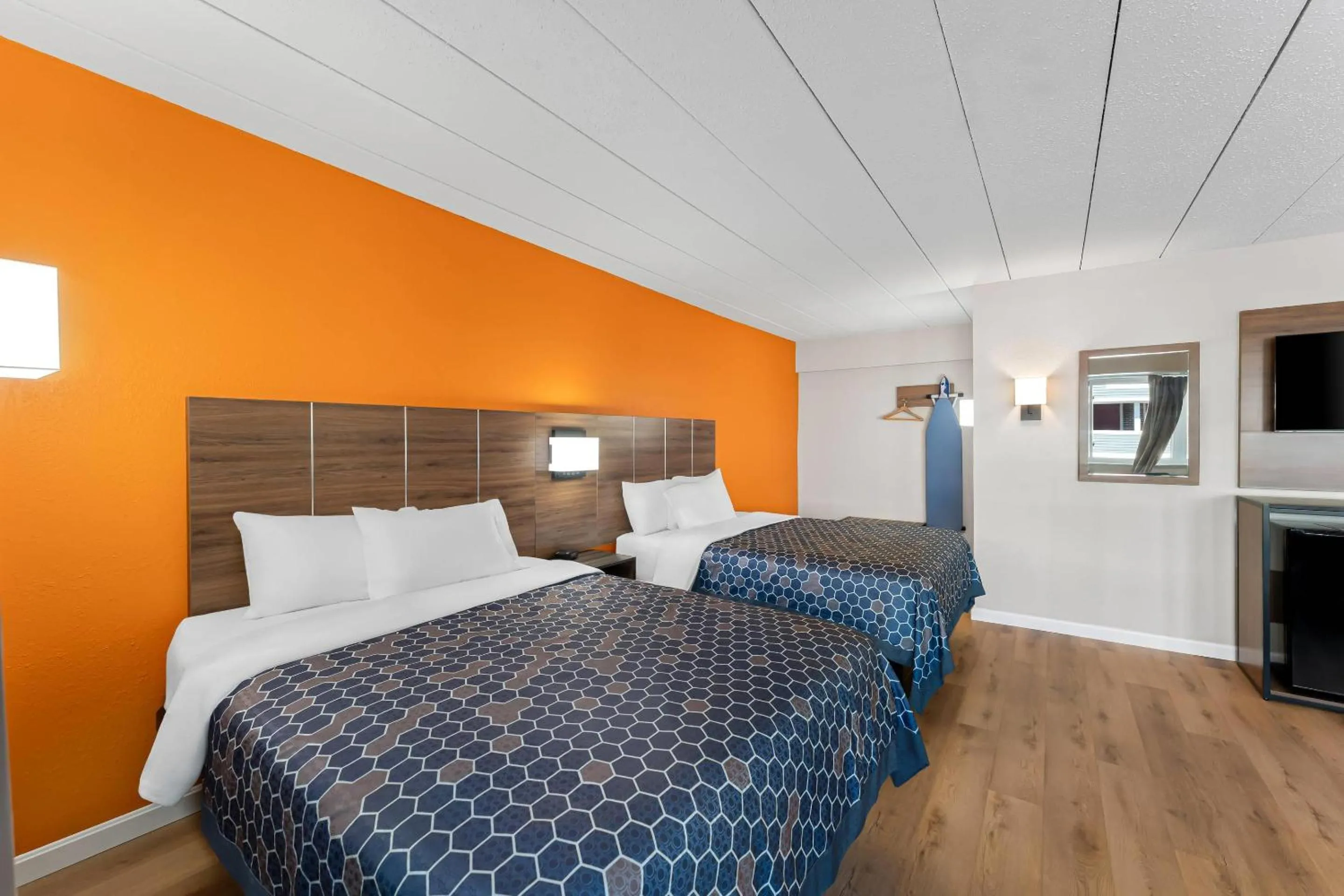 Bedroom, Bed in Econo Lodge Cranston - Providence