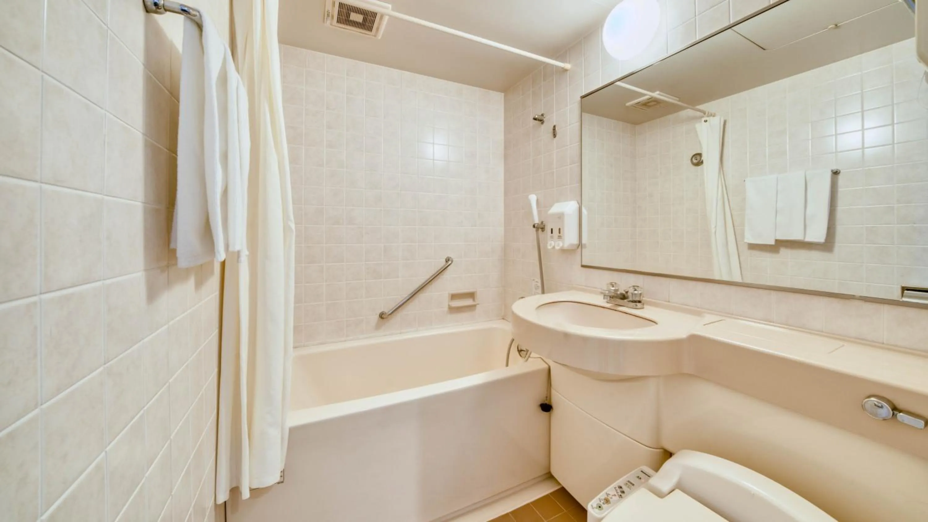 Toilet in Hotel Sun Valley Annex