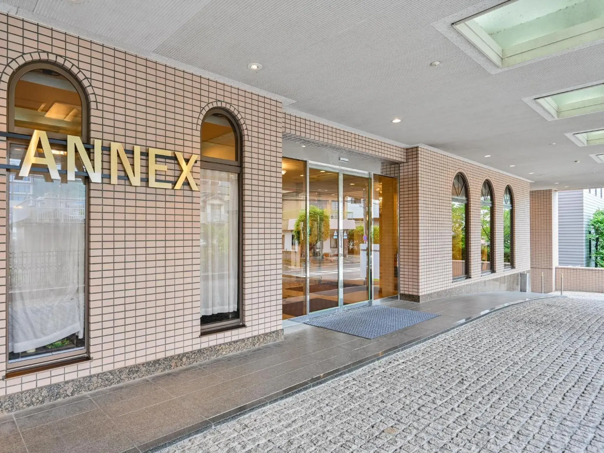 Facade/entrance in Hotel Sun Valley Annex Facade/entrance in Hotel Sun Valley Annex