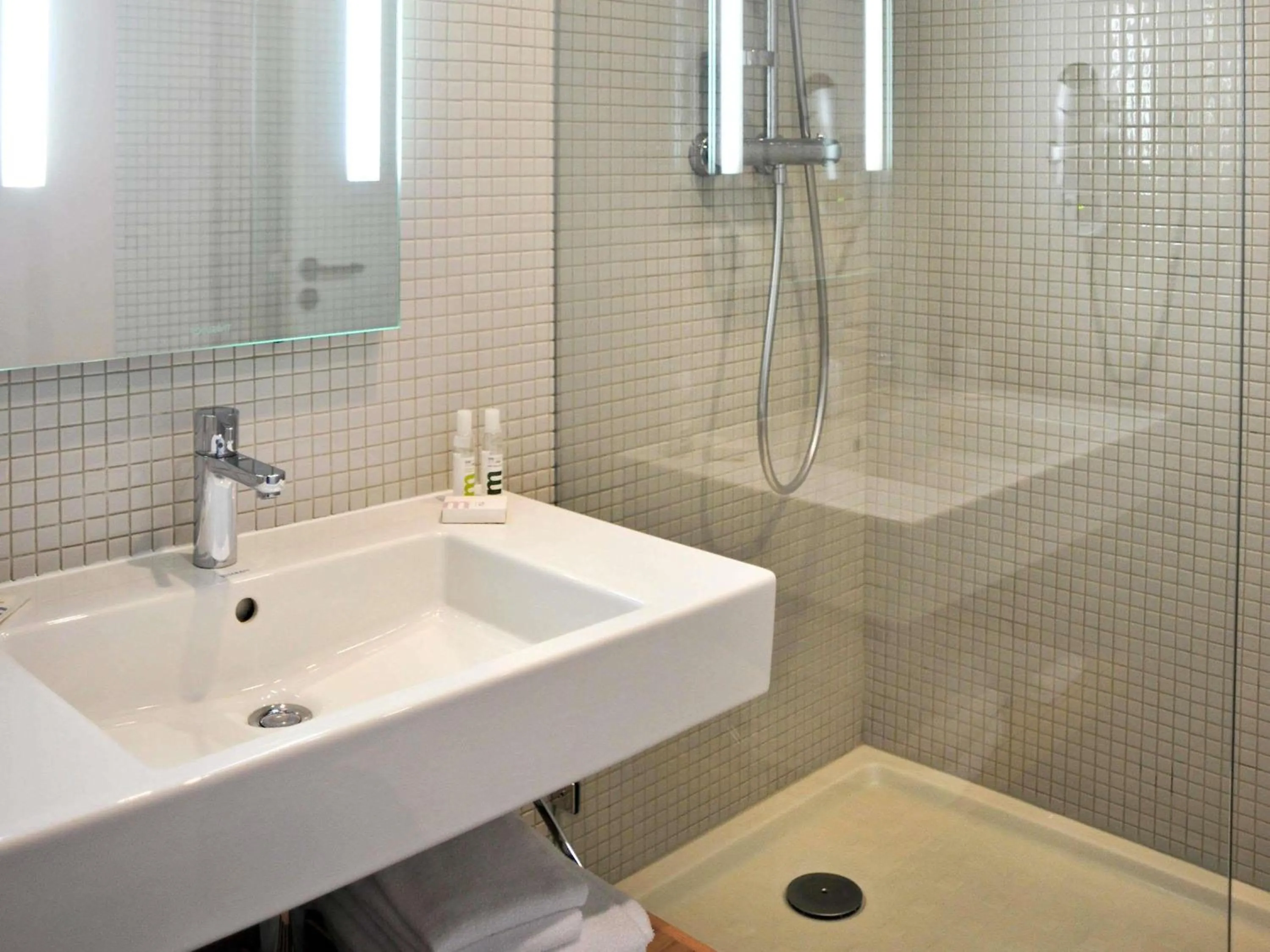 Bedroom in Mercure Bourg En Bresse