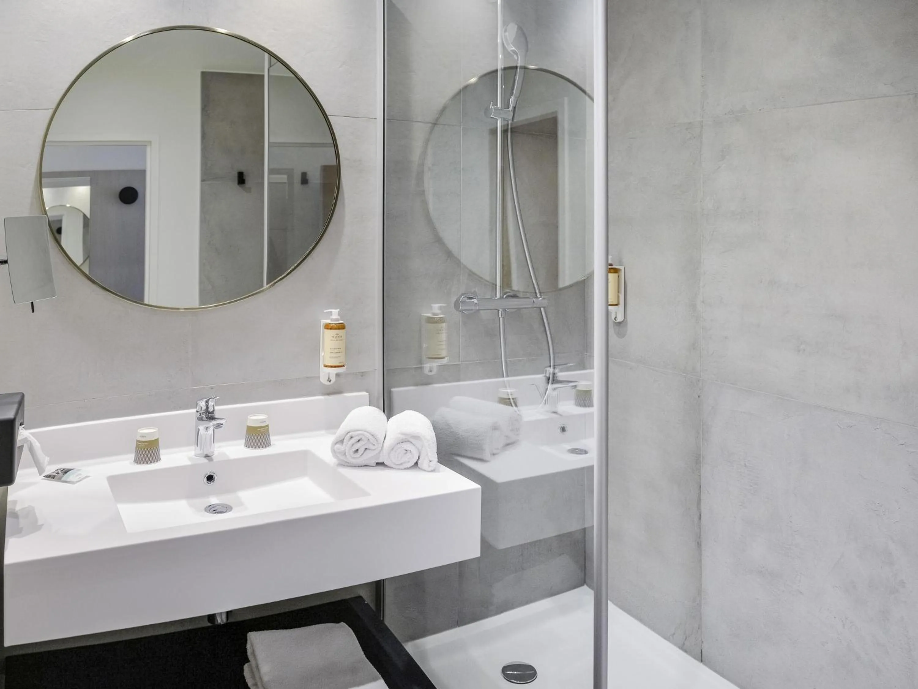 Bedroom in Mercure Bourg En Bresse