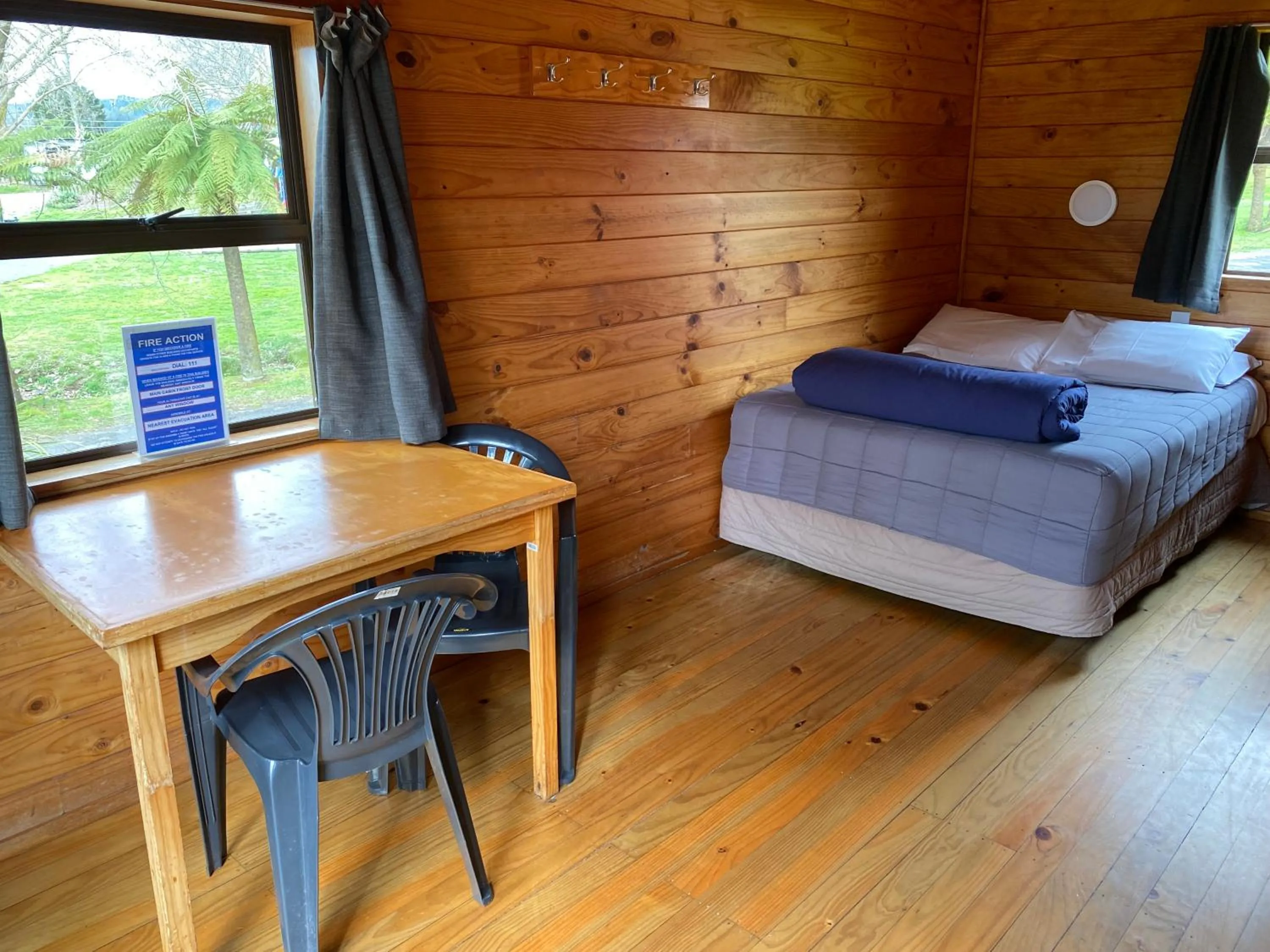 Dining area, Bed in Rotorua Thermal Holiday Park