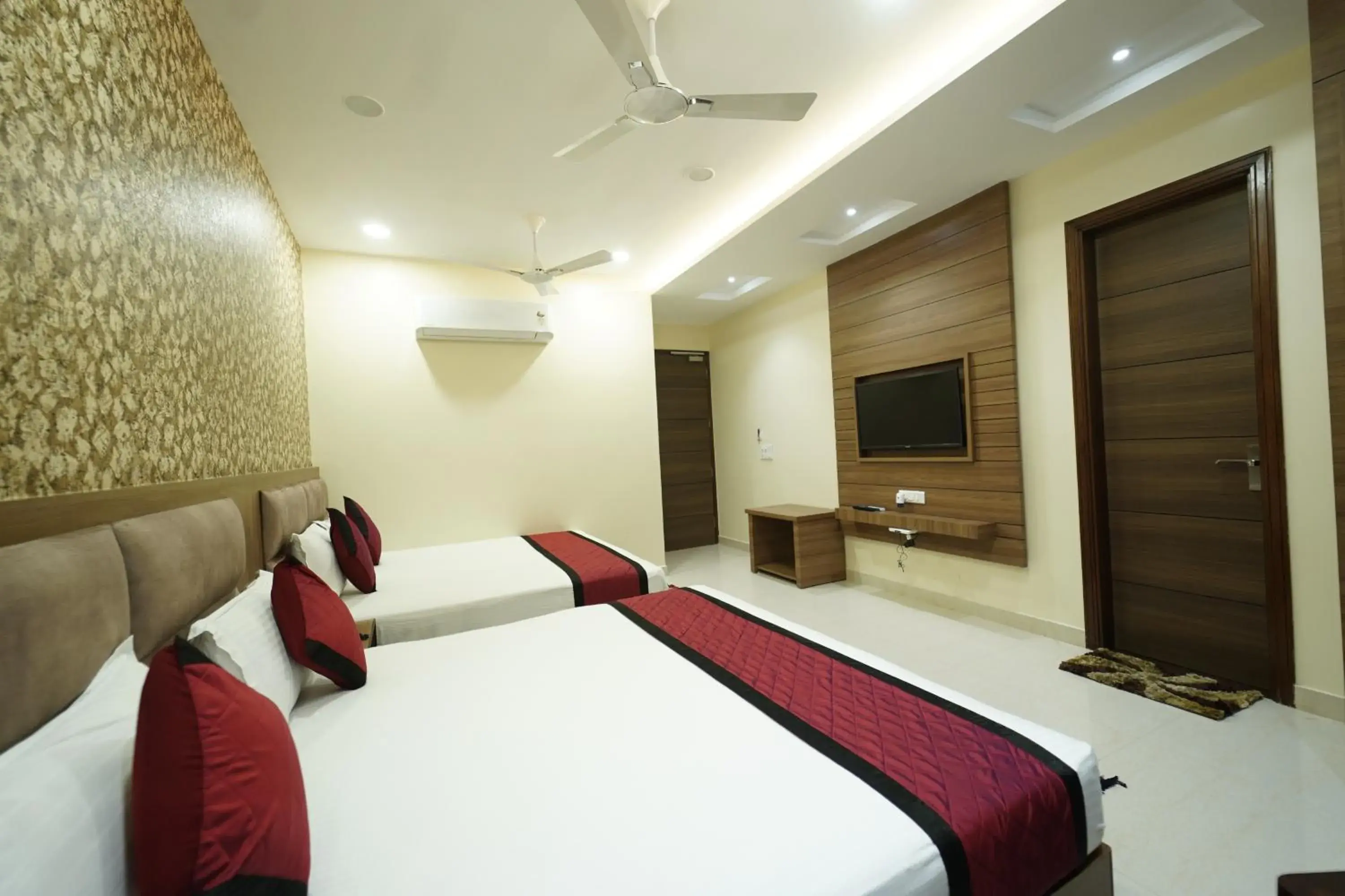 Family Room with Bathroom - single occupancy in hotel s.s royal Family Room with Bathroom - single occupancy in hotel s.s royal