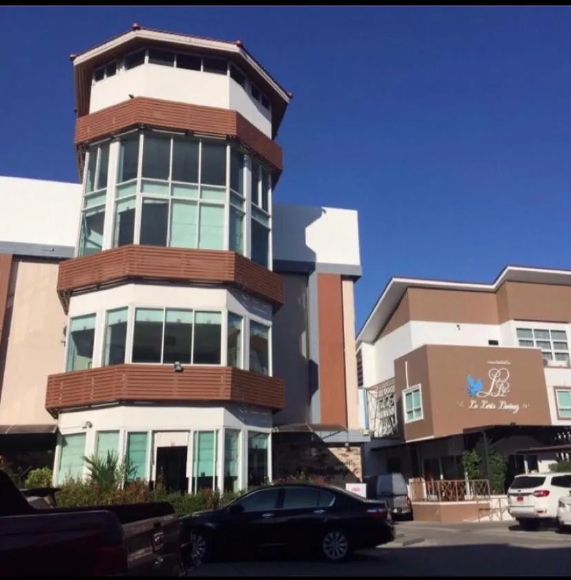 Le Lerts Living Hotel