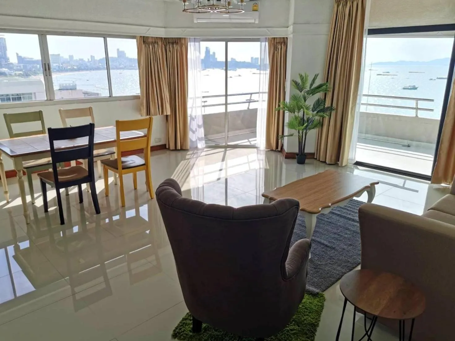 Living room in Markland Beach View