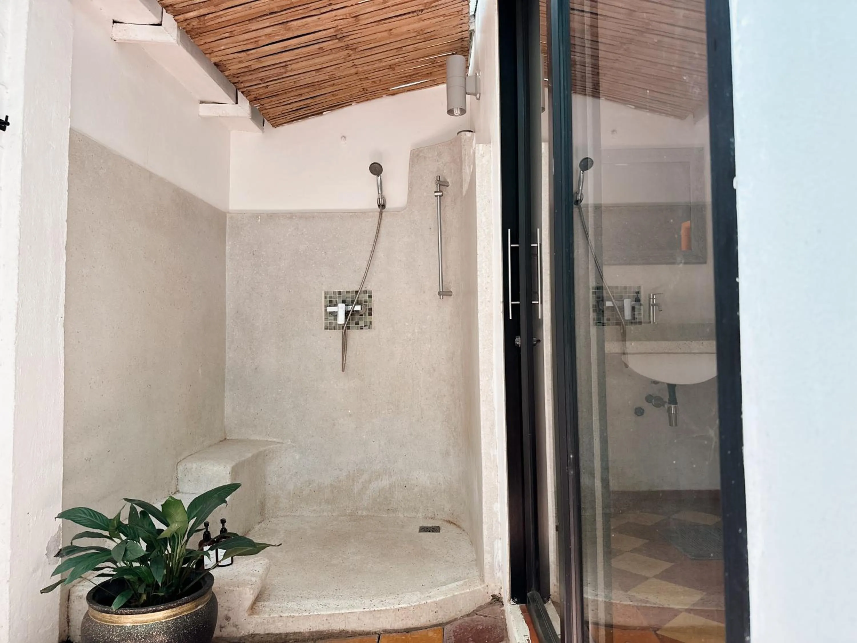 Shower in Maison 557