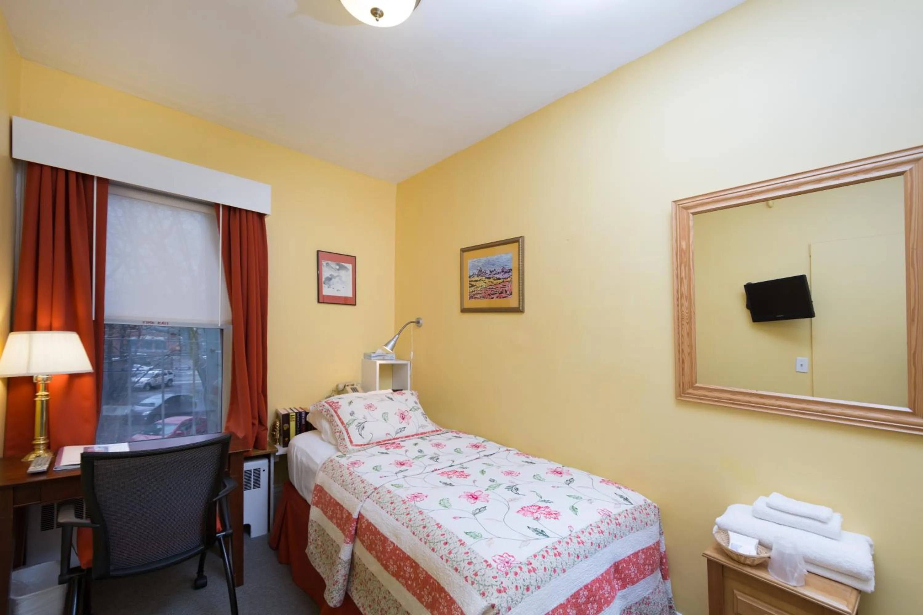 Bedroom, Bed in Irving House at Harvard