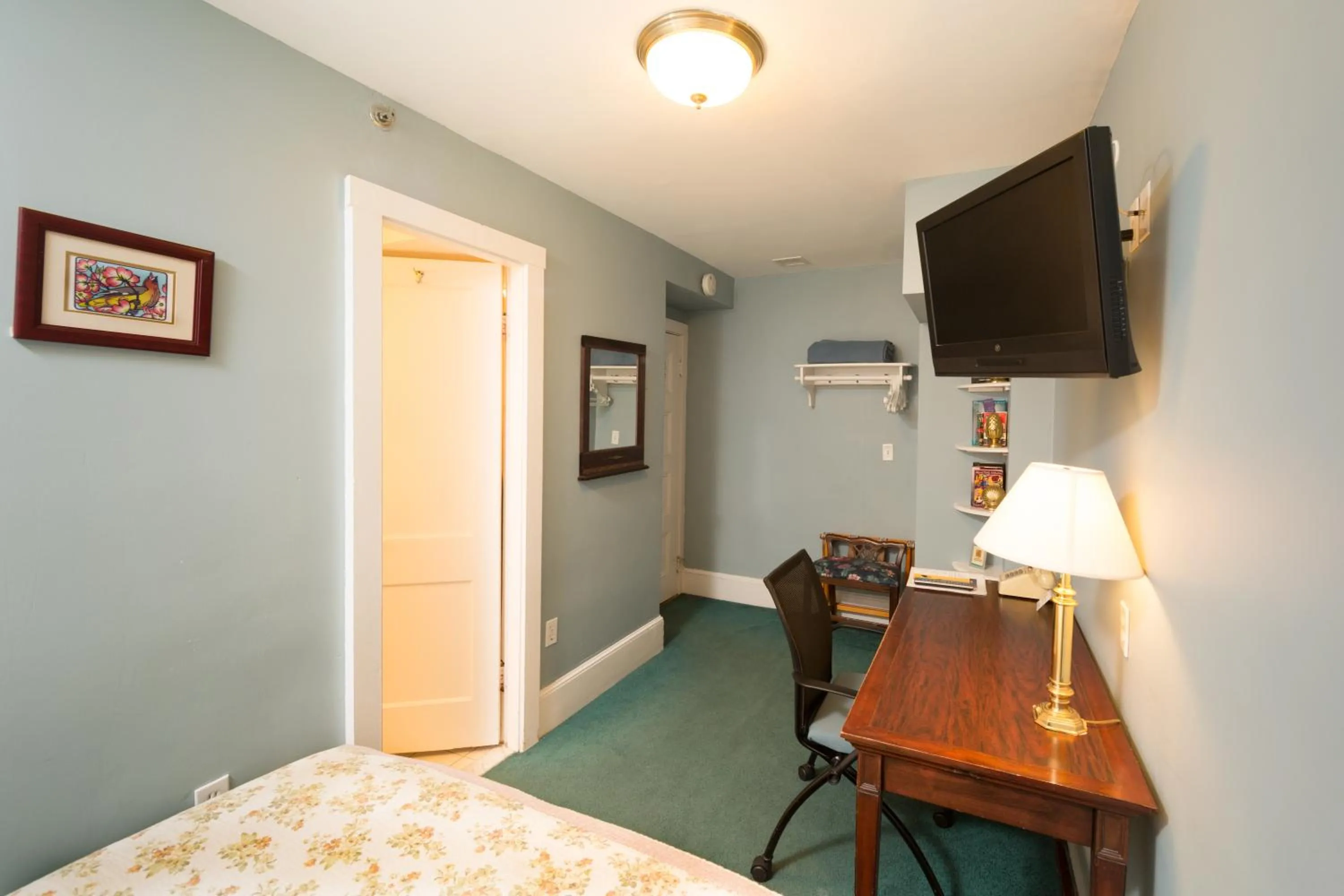 TV and multimedia, Bed in Irving House at Harvard