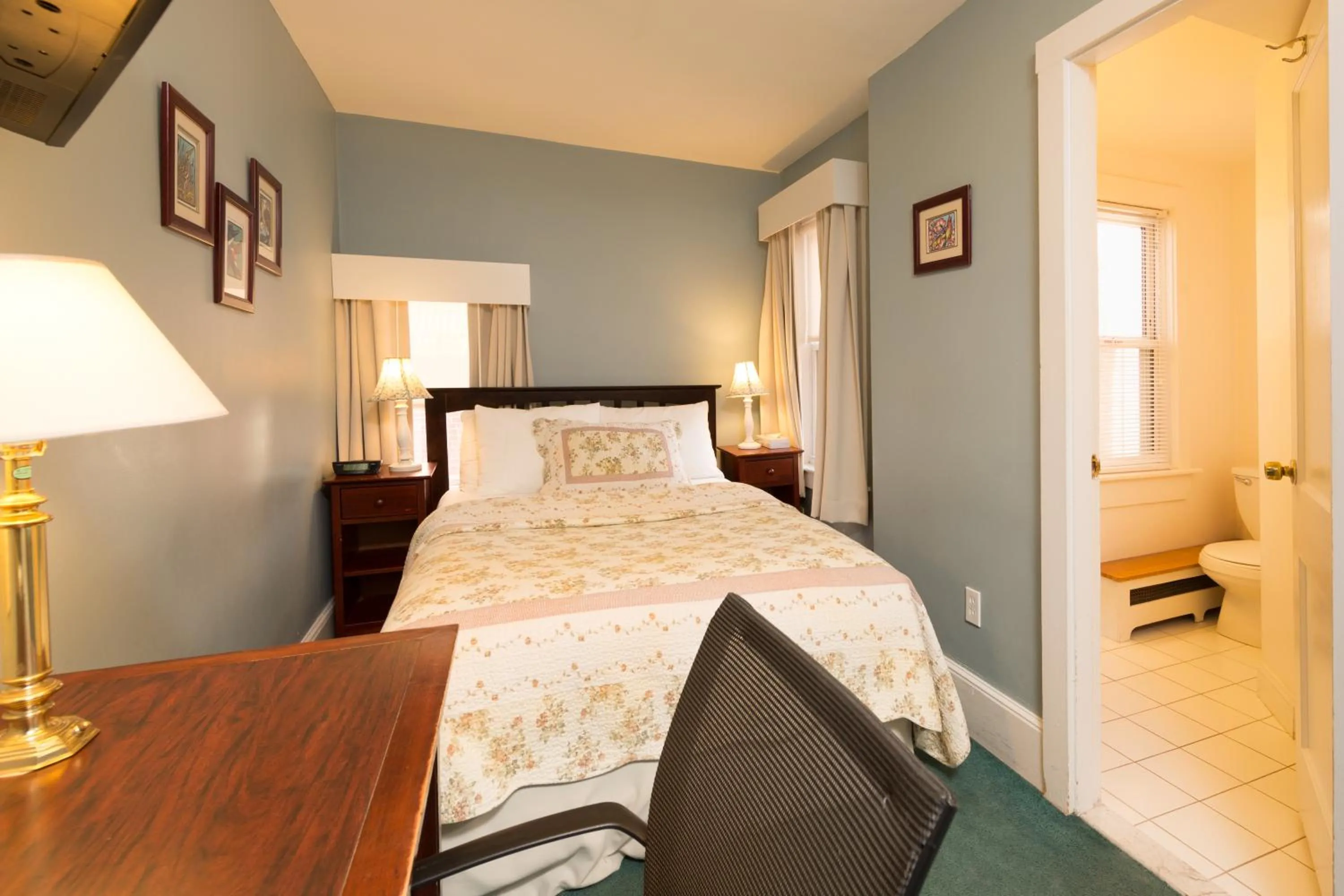 Photo of the whole room, Bed in Irving House at Harvard