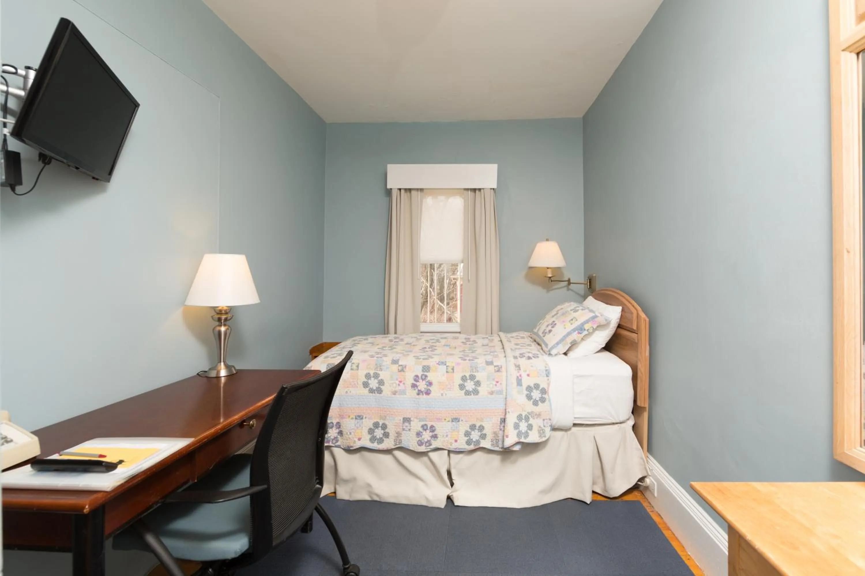 Photo of the whole room, Bed in Irving House at Harvard