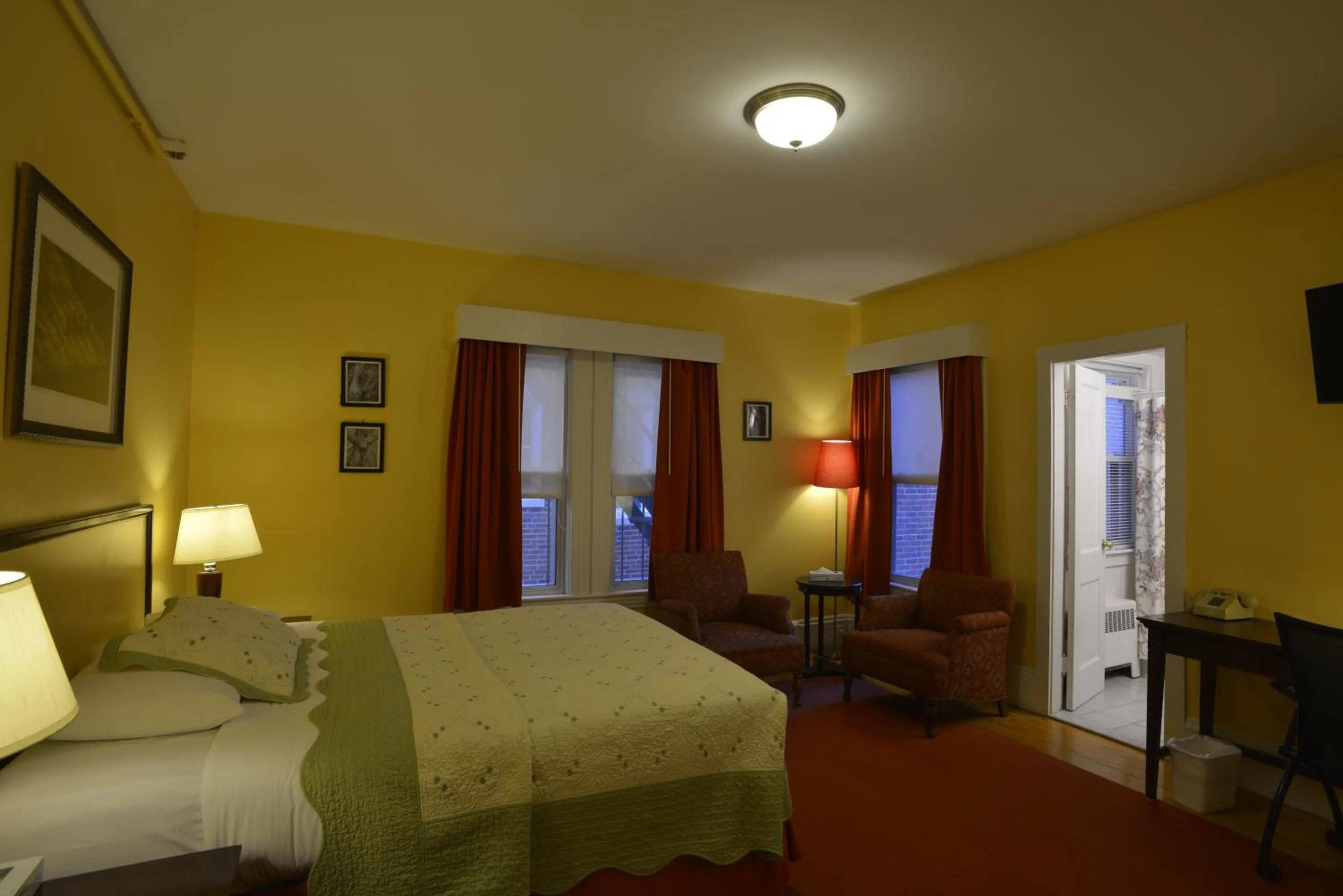 Photo of the whole room, Bed in Irving House at Harvard