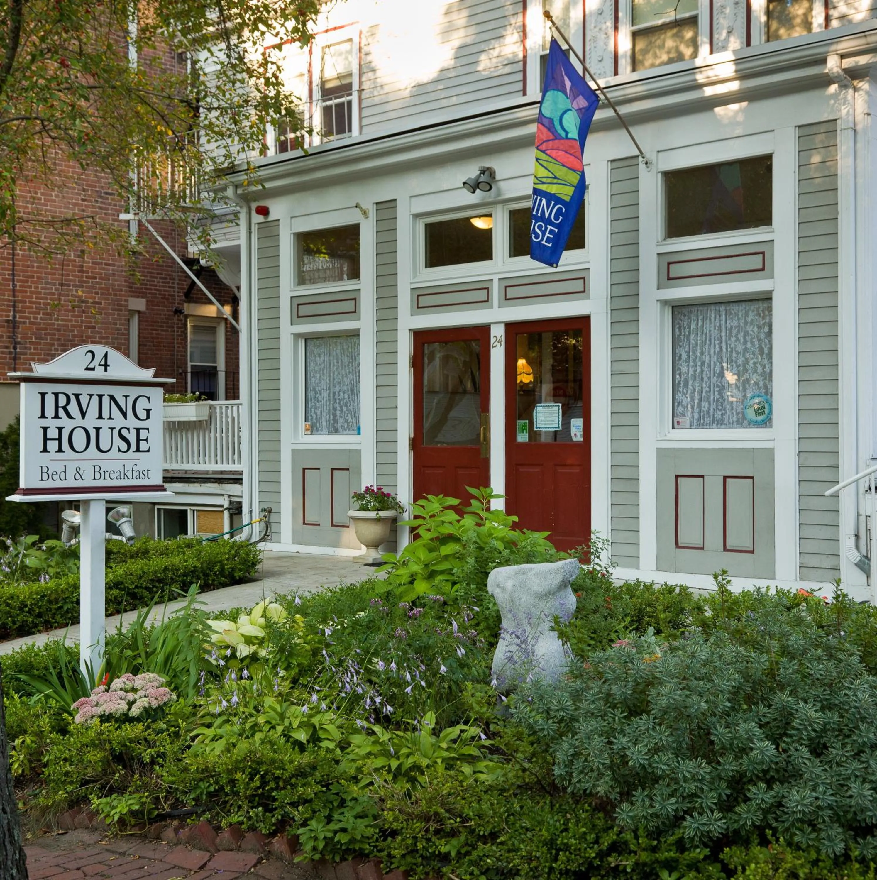 Facade/entrance in Irving House at Harvard