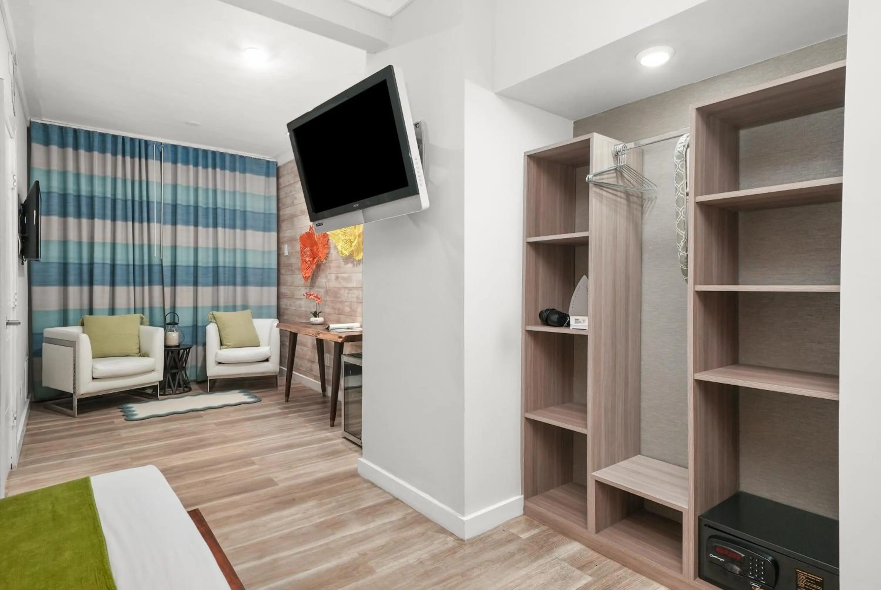 Seating area in Chesterfield Hotel & Suites