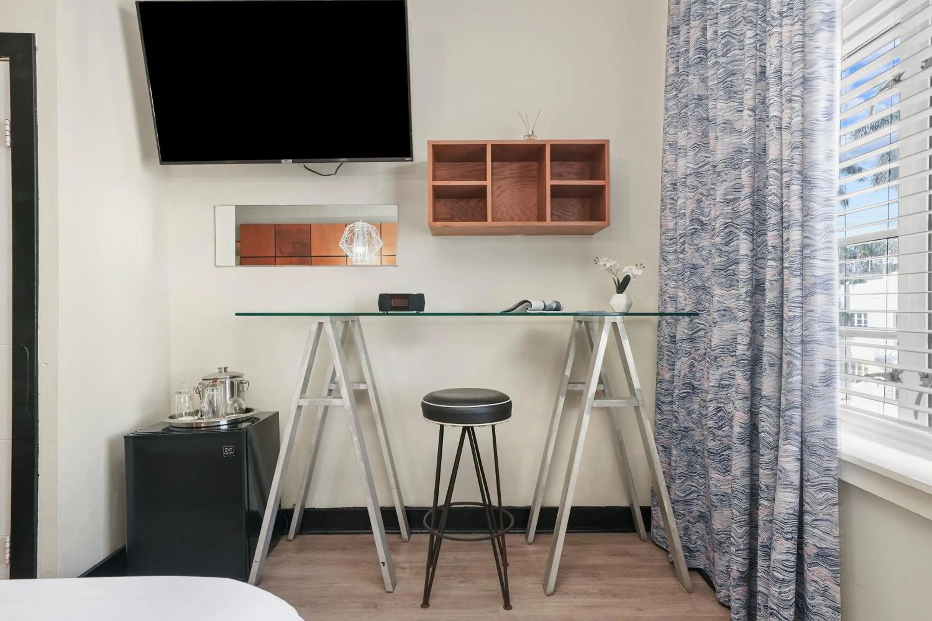 TV and multimedia in Chesterfield Hotel & Suites