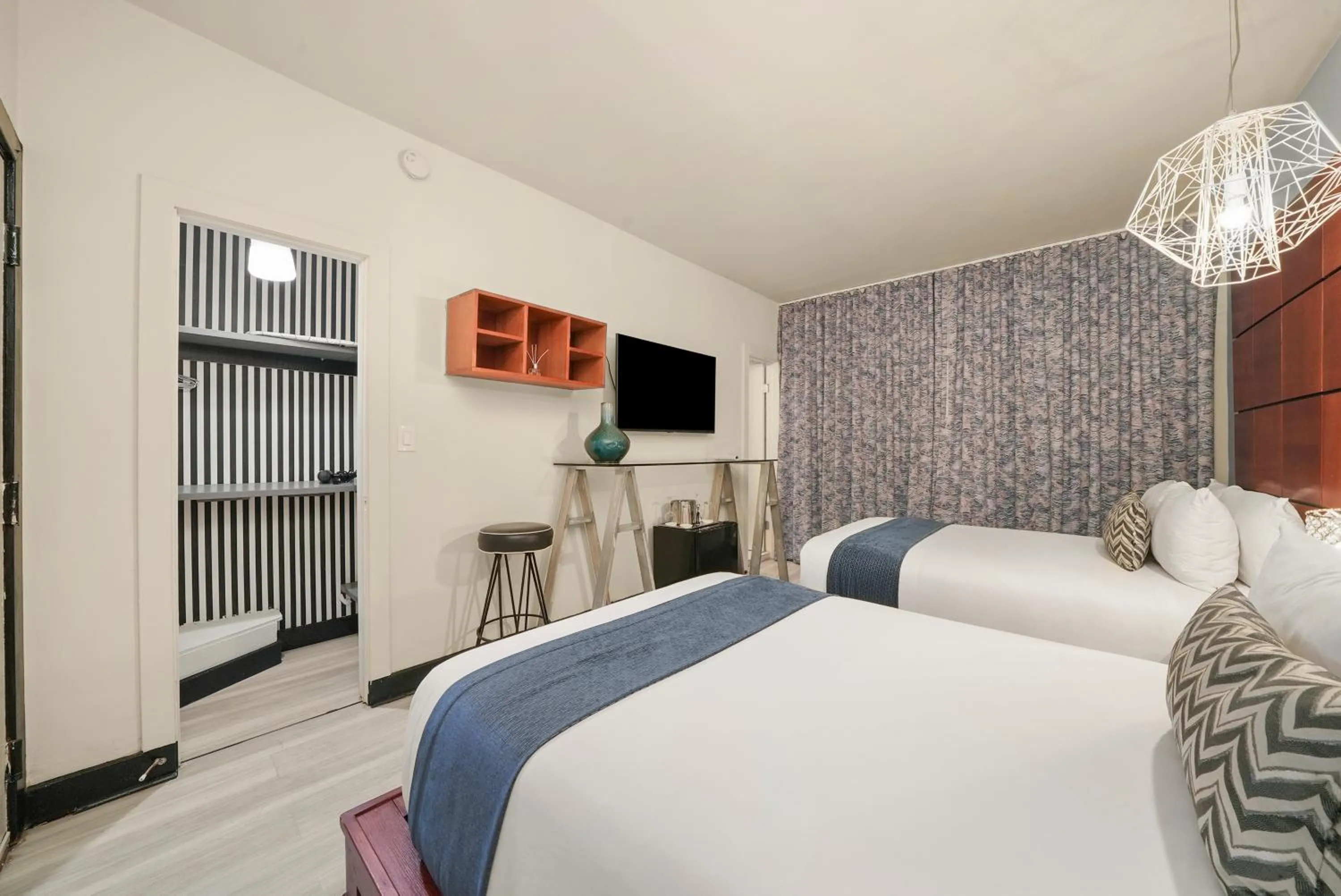 Bedroom, Bed in Chesterfield Hotel & Suites