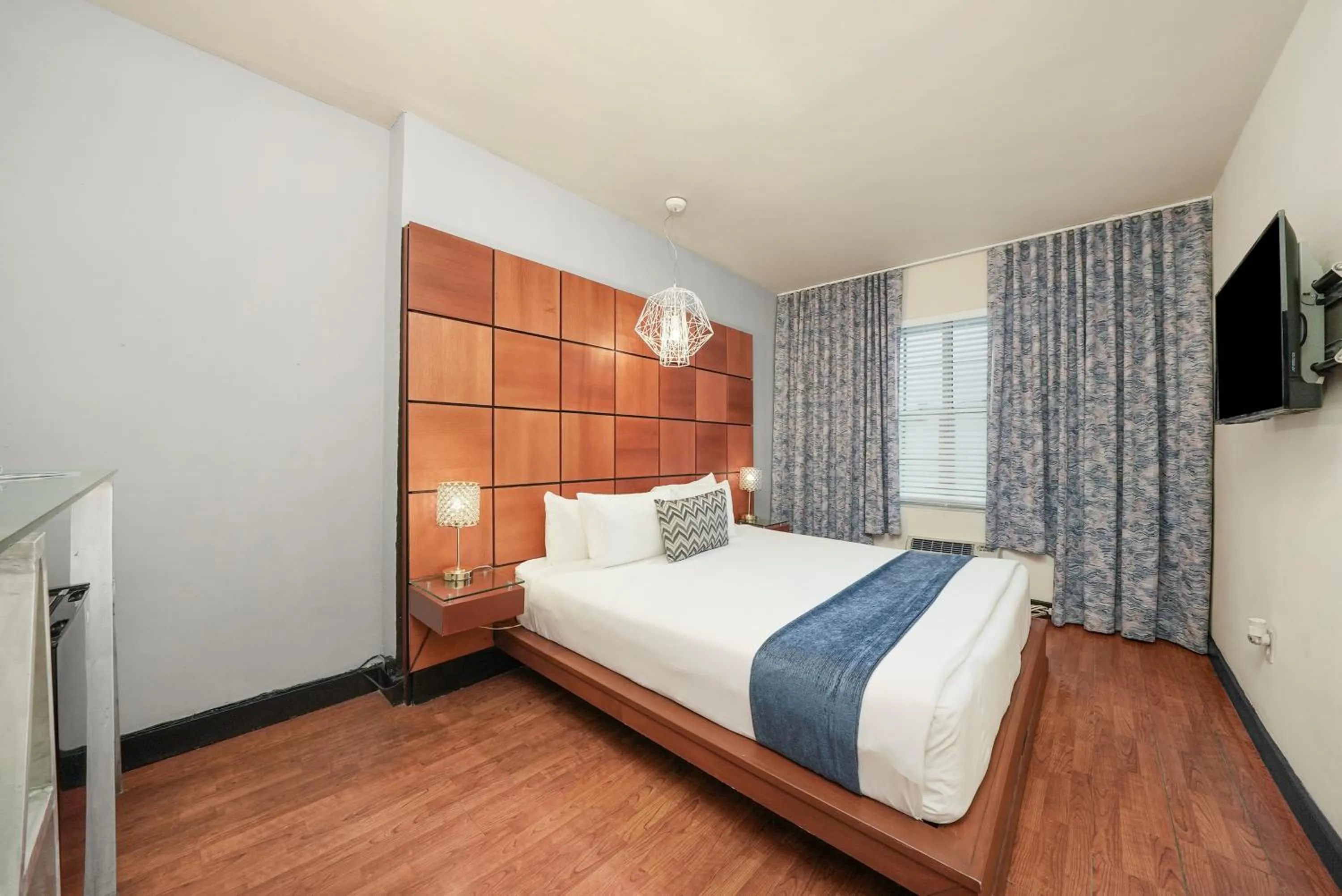 Bedroom, Bed in Chesterfield Hotel & Suites