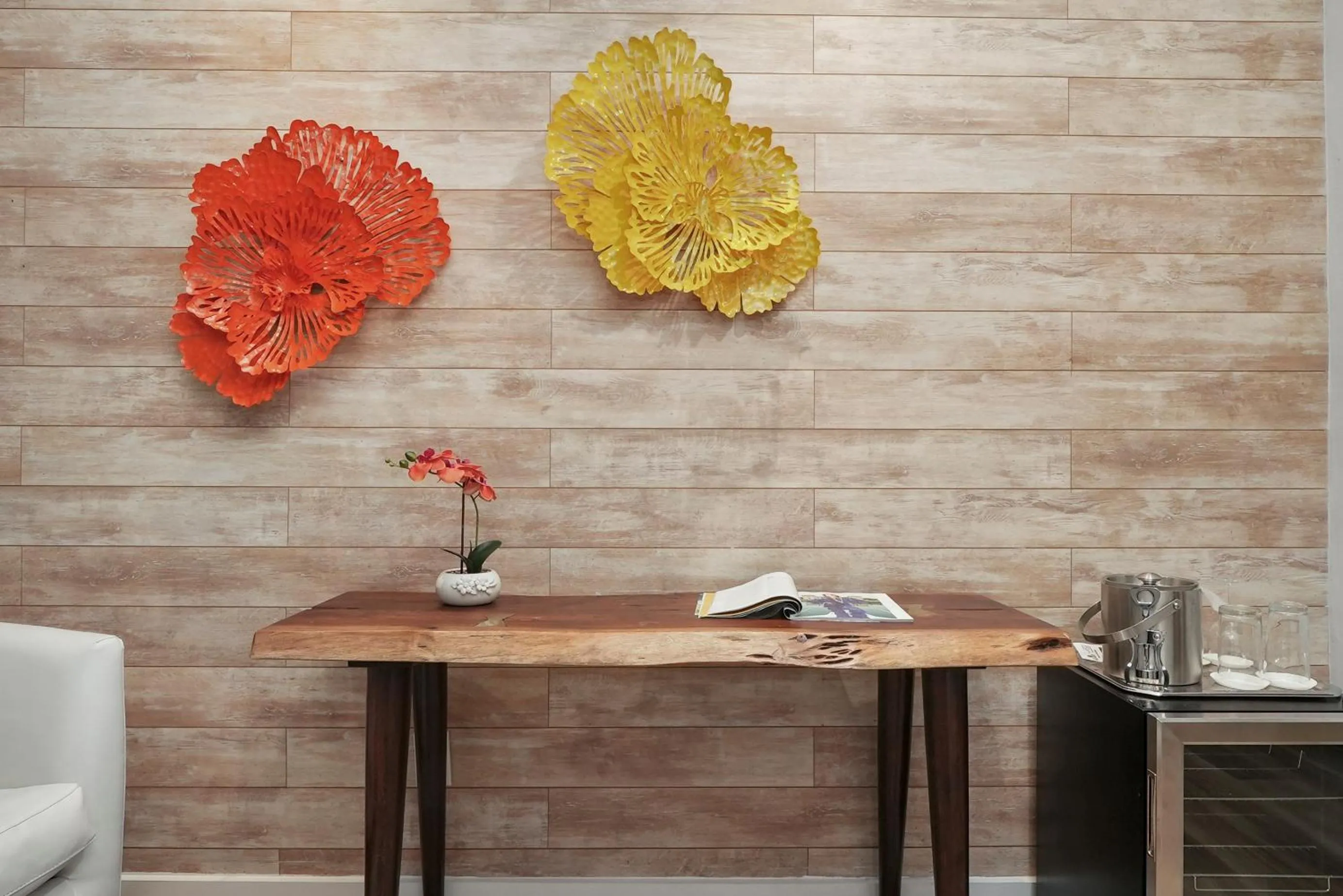 Seating area in Chesterfield Hotel & Suites