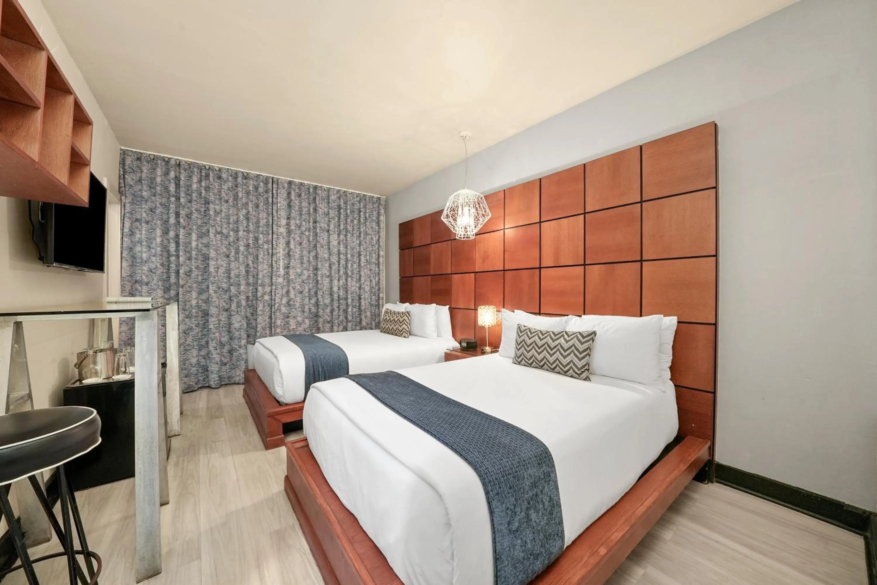 Bedroom, Bed in Chesterfield Hotel & Suites