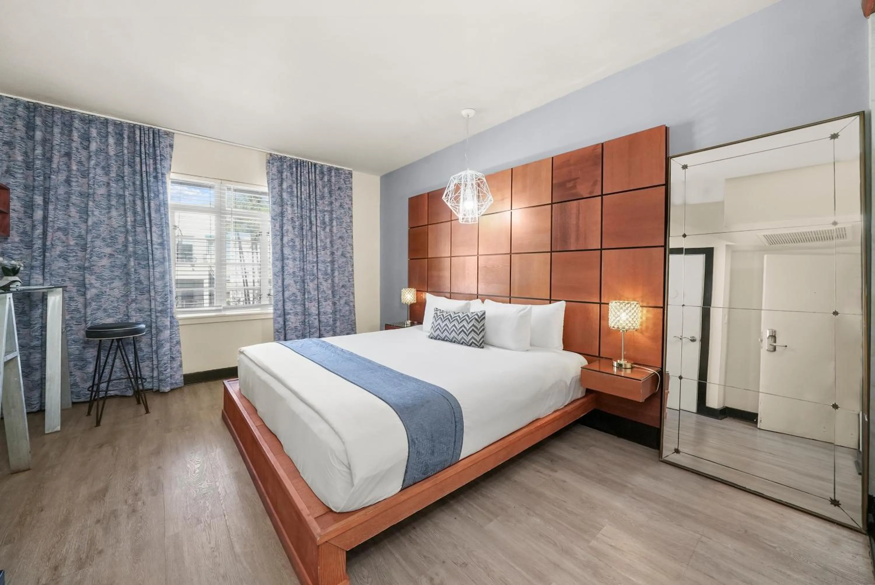 Bedroom, Bed in Chesterfield Hotel & Suites