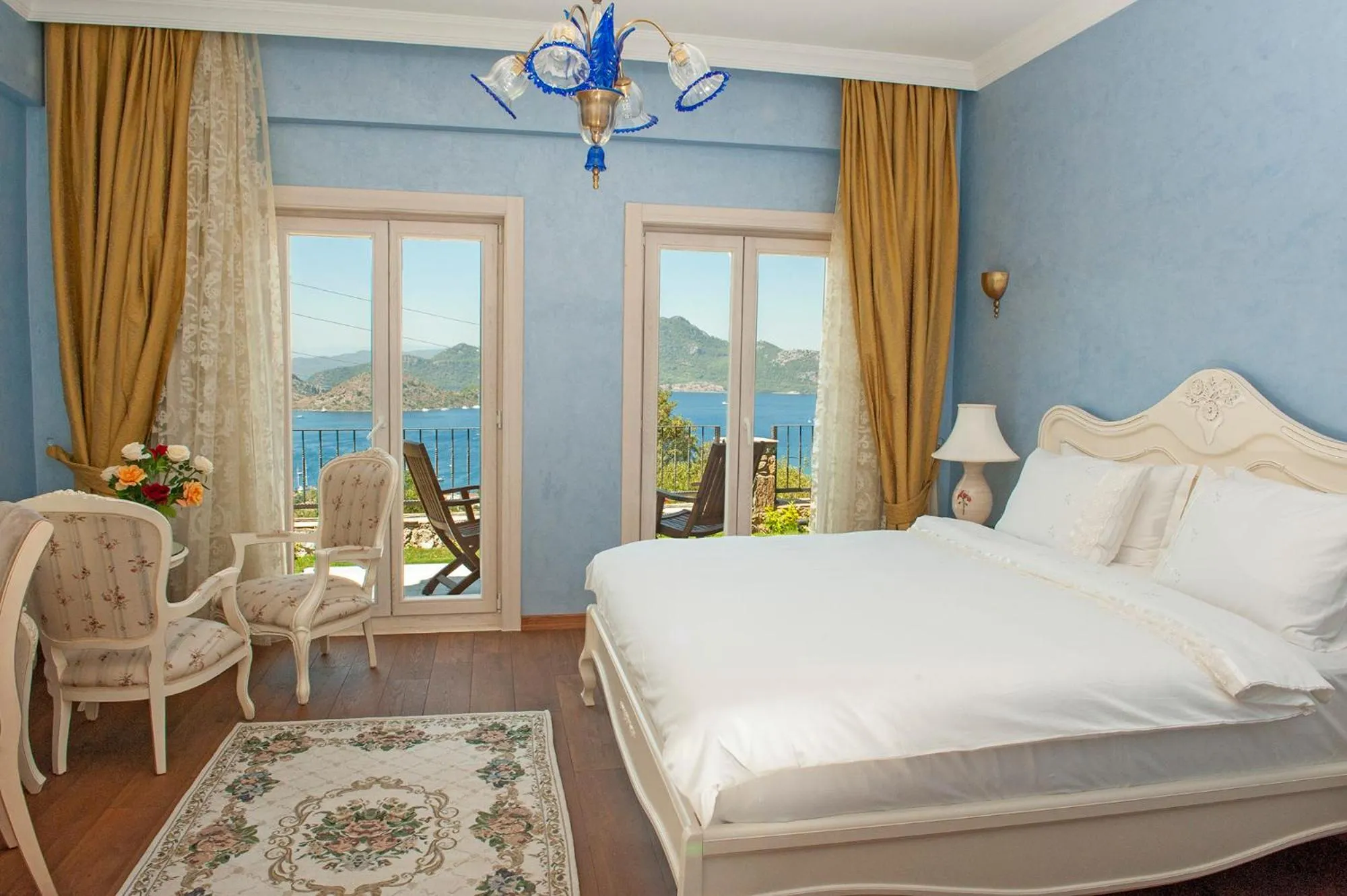 Bed in Swan Lake Hotel - Adult Only