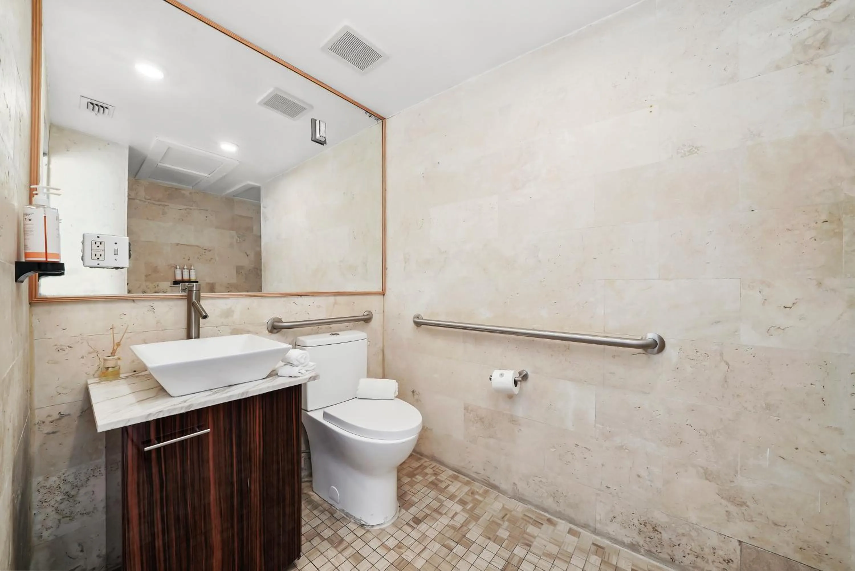 Bathroom in Whitelaw Hotel