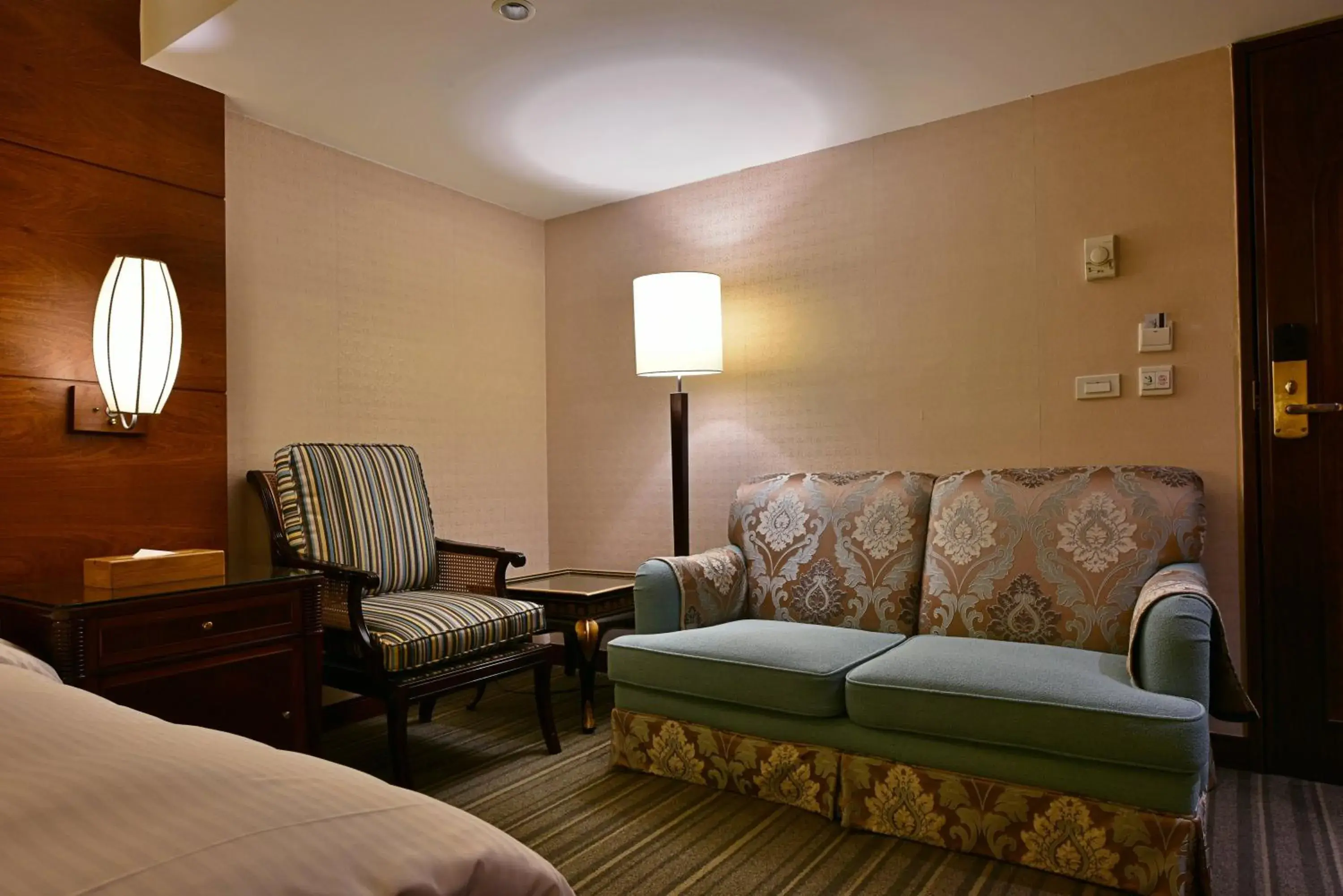 Seating area, Bed in Waikoloa Hotel Seating area, Bed in Waikoloa Hotel